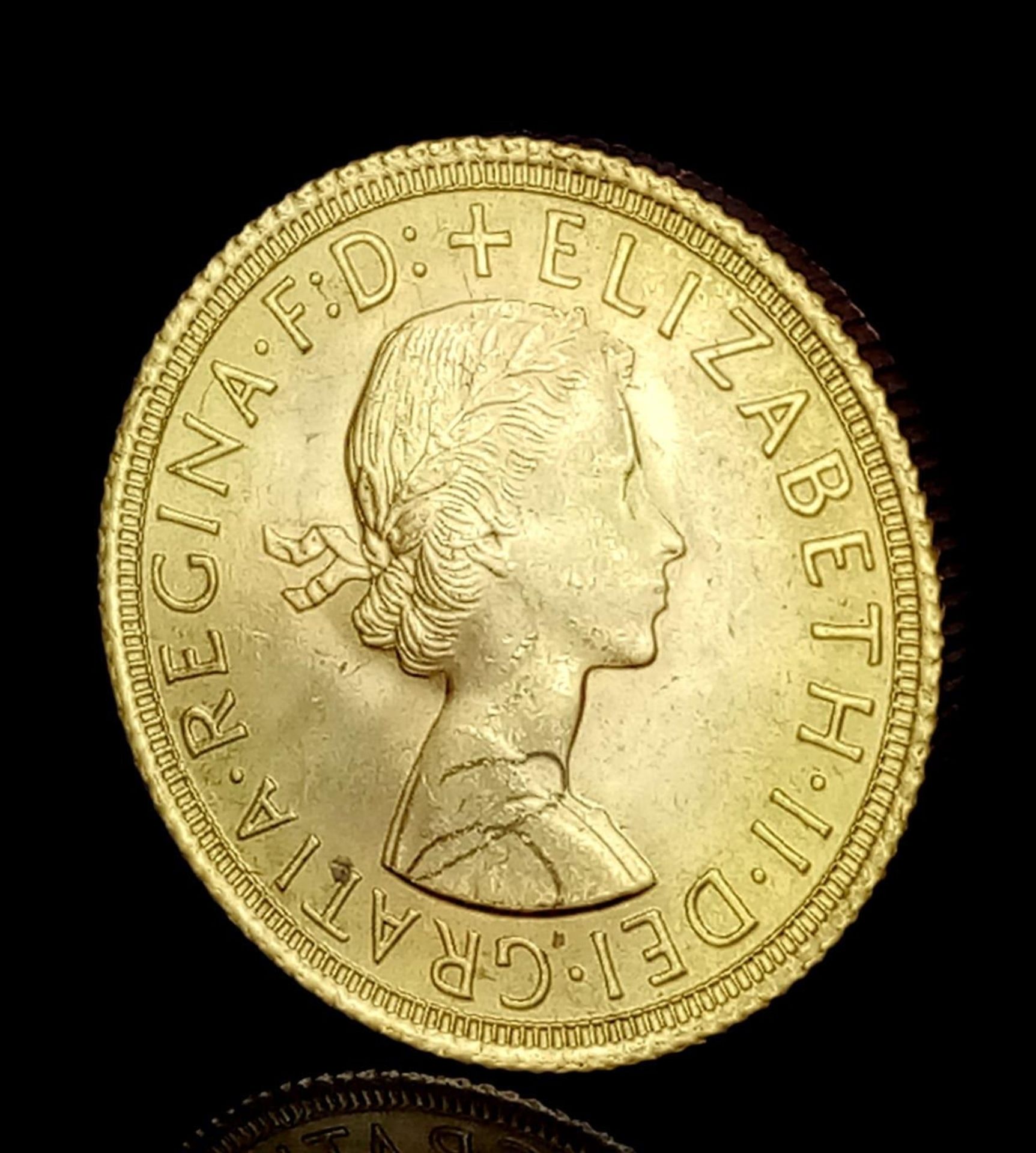 A 1958 Queen Elizabeth II 22K Gold Full Sovereign. EF/UNC. - Bild 2 aus 3