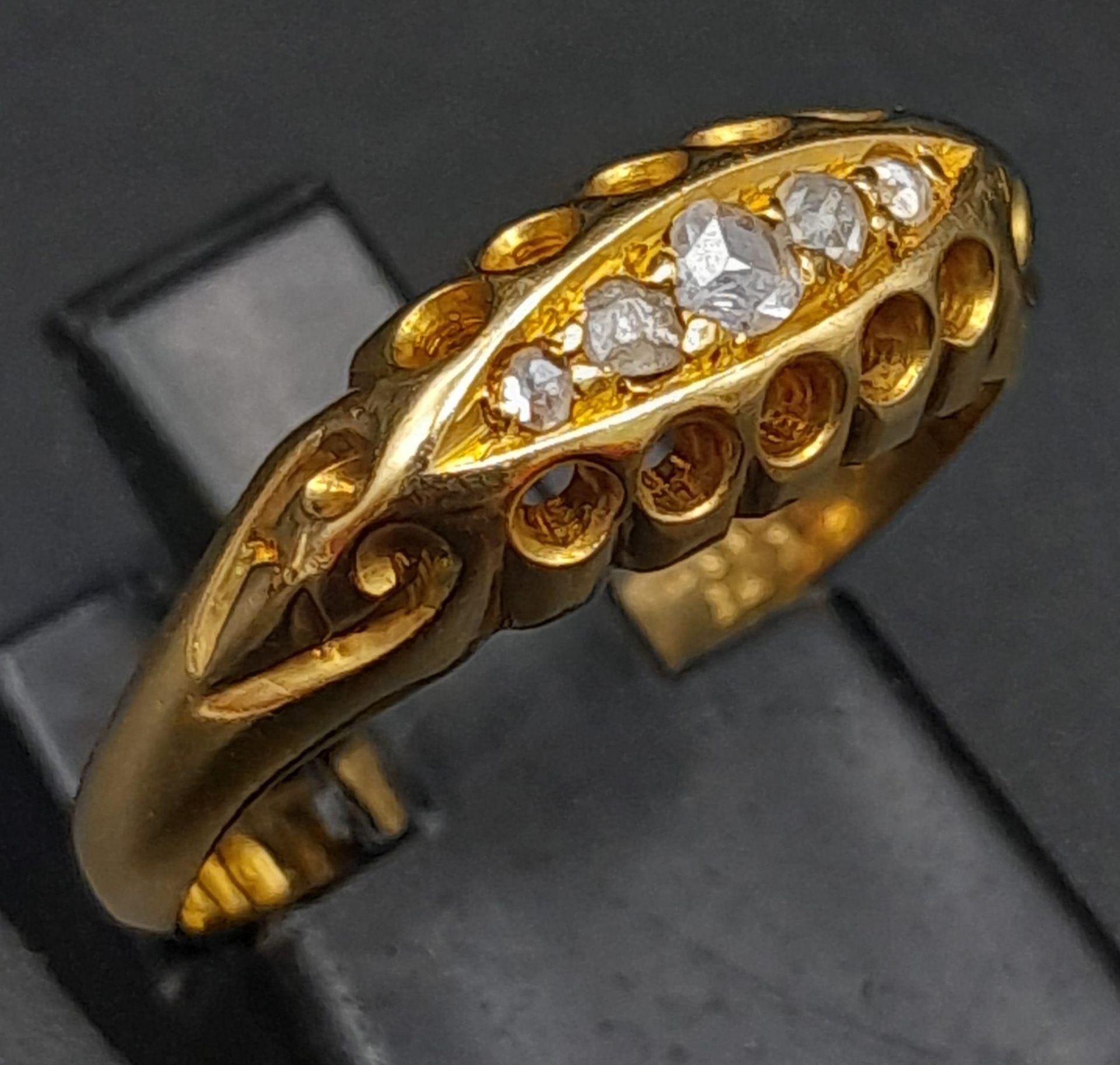 A 18K YELLOW GOLD ANTIQUE DIAMOND OLD CUT 5 STONE RING 3.5G SIZE N/O - Bild 3 aus 6