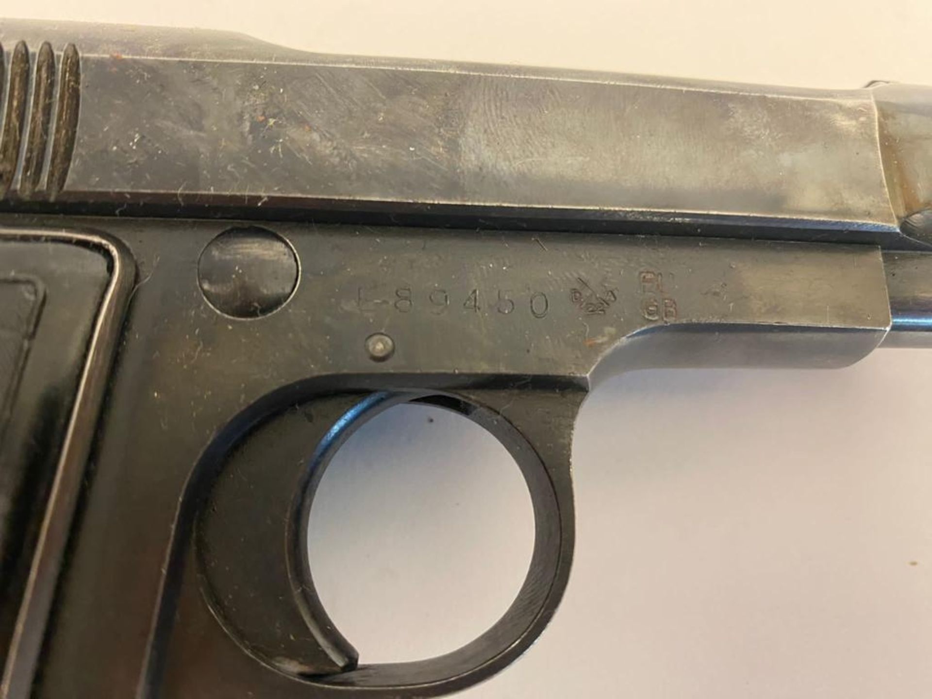 A Deactivated Supressed Beretta Model 94. This 9mm semi-automatic pistol has a removable silencer - Bild 2 aus 11