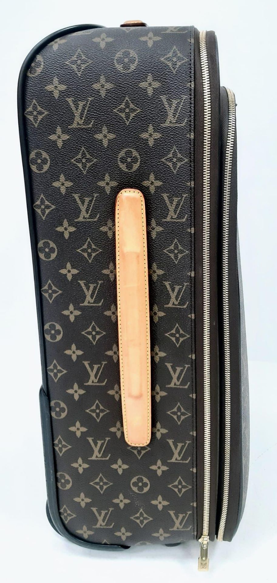 A Louis Vuitton Monogram Pegase Suitcase. Durable leather exterior. Front compartment with zipper, - Bild 4 aus 9