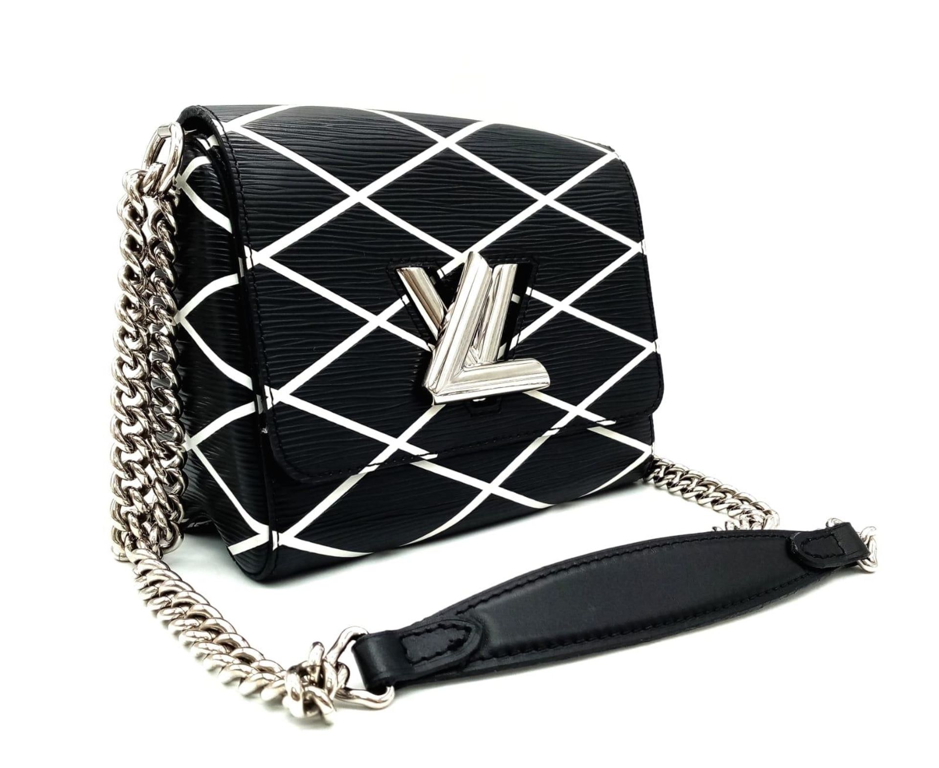 A Louis Vuitton Twist Shoulder Bag in Black Epi Leather with White Diamond Pattern, Silver Coloured - Image 2 of 9