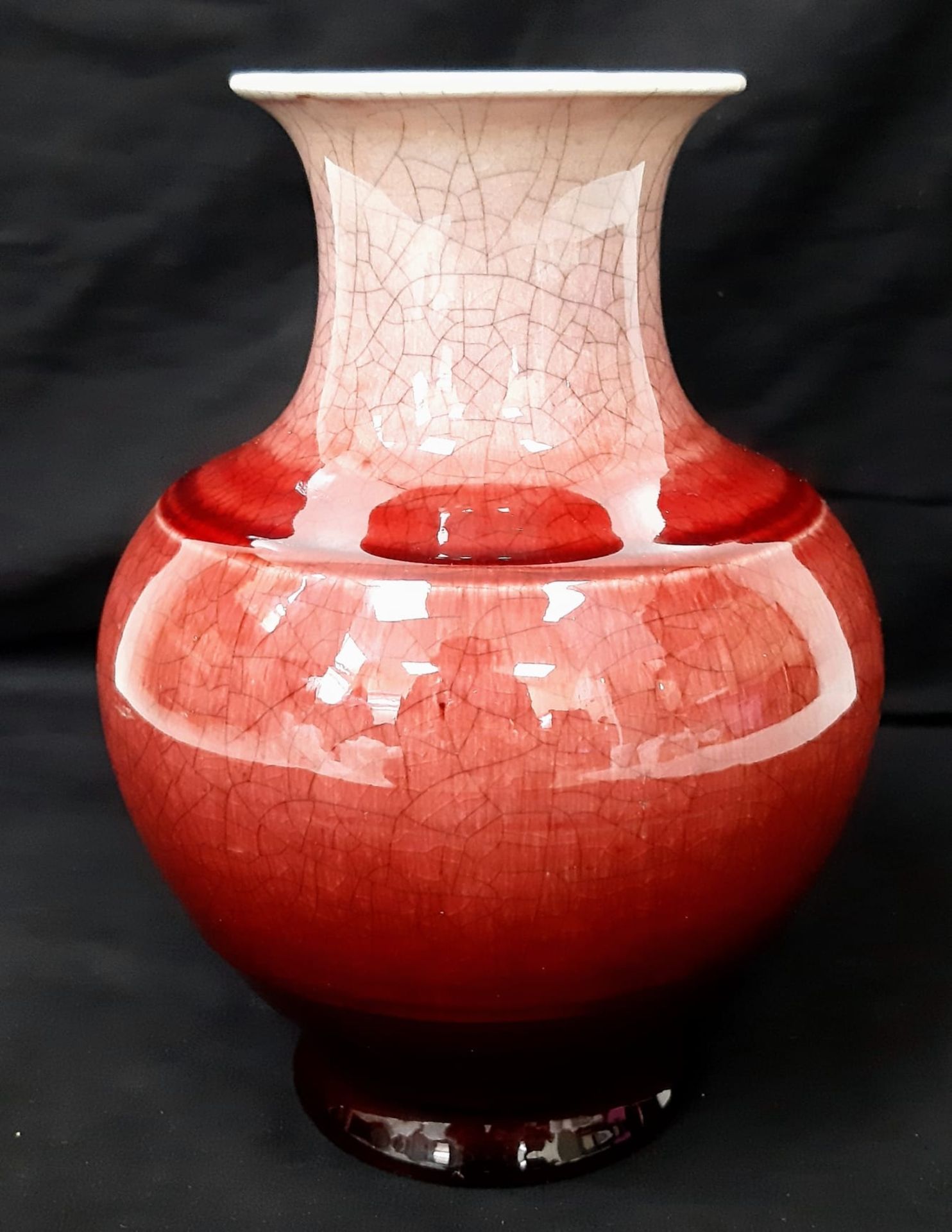 An 18th Century Chinese Red Glaze Yu Hu Chun Porcelain Vase. Beautiful crackle effect throughout. - Bild 3 aus 4