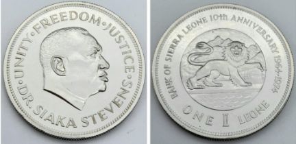 A SILVER COIN ONE LEONE BANK OF SIERRA LEONE 10TH ANNIVERSARY 1964 - 1974. TOTAL WEIGHT 28.5G