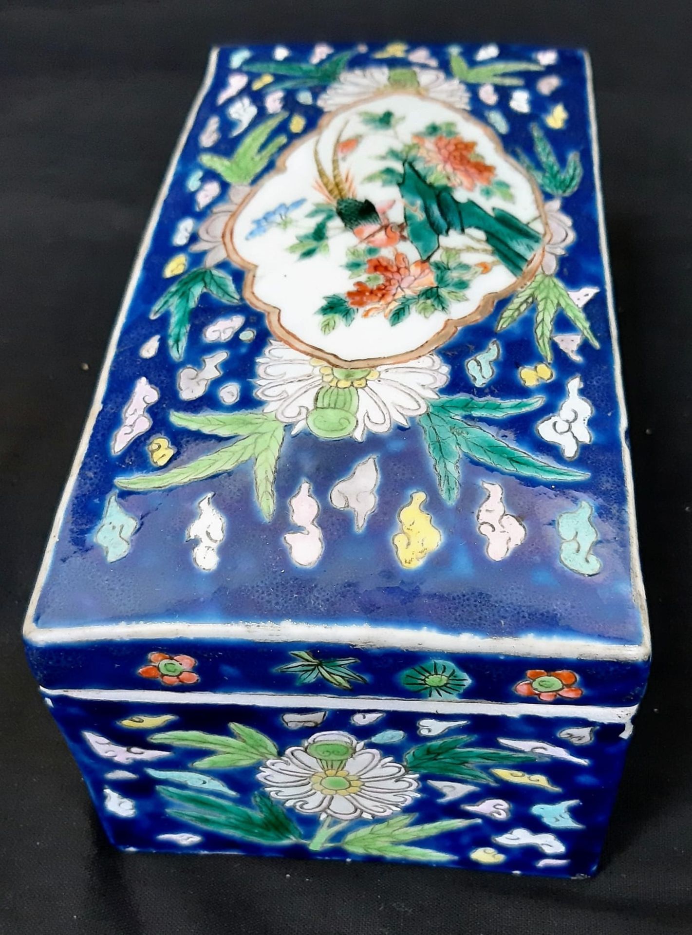 An Antique 19th Century Chinese Hand-Painted Large Jewellery/Trinket Ceramic Box. A colourful glazed - Bild 4 aus 7