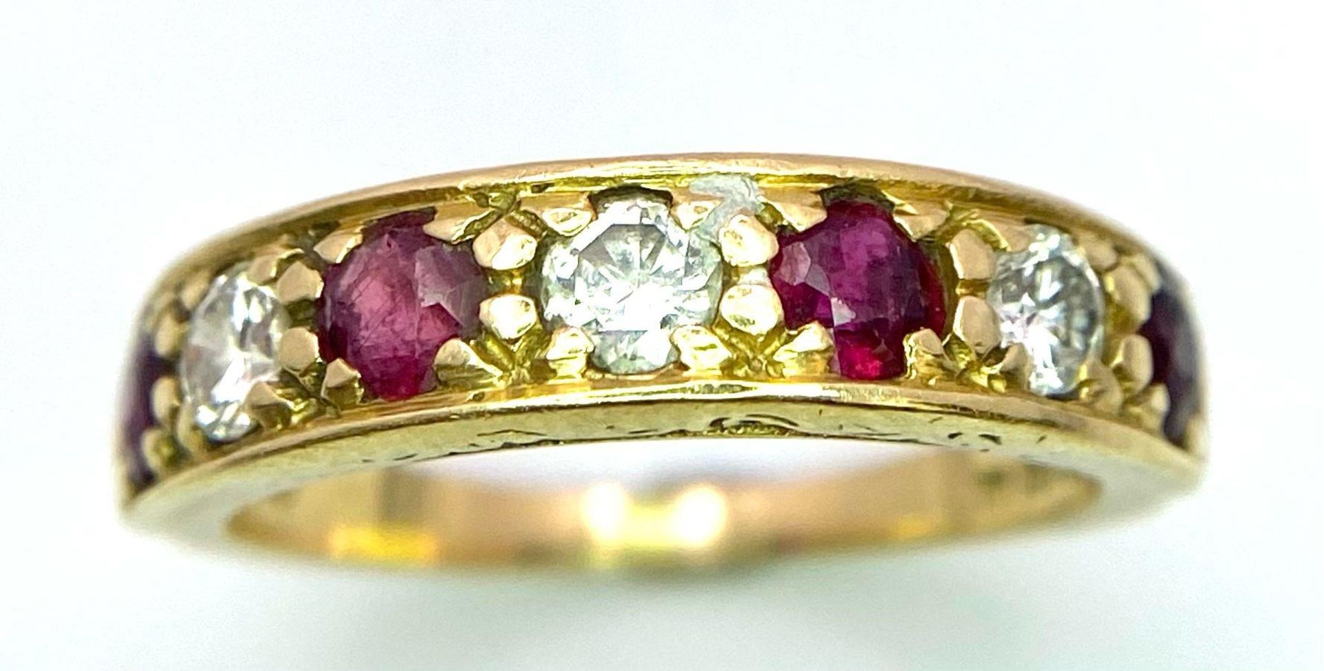 A 18K YELLOW GOLD DIAMOND & RUBY SET HALF ETERNITY RING 0.21CT DIAMONDS & 0.35CT RUBIES 4.2G SIZE - Bild 2 aus 4