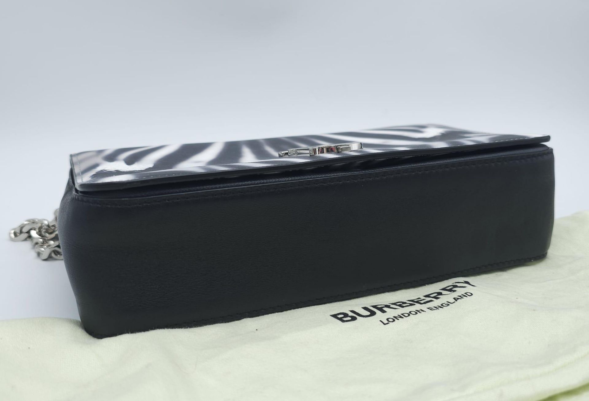 Burberry Zebra Chain Shoulder Bag. Quality leather throughout with a gorgeous print of a Zebra. - Bild 12 aus 13