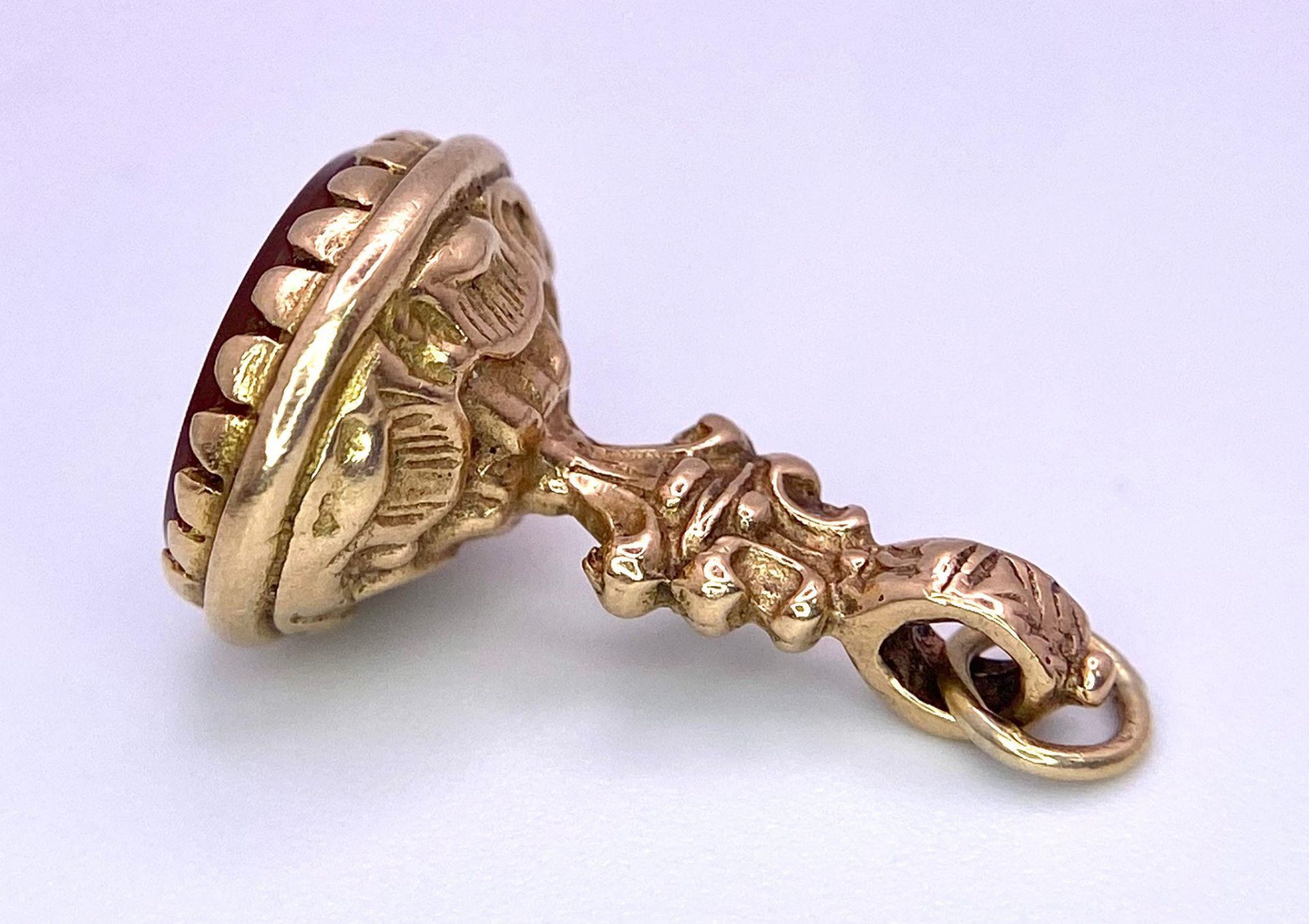 An Antique Mid-Karat Gold (tested) Carnelian Seal Fob Pendant. 2cm. 3.48g total weight. - Bild 2 aus 4