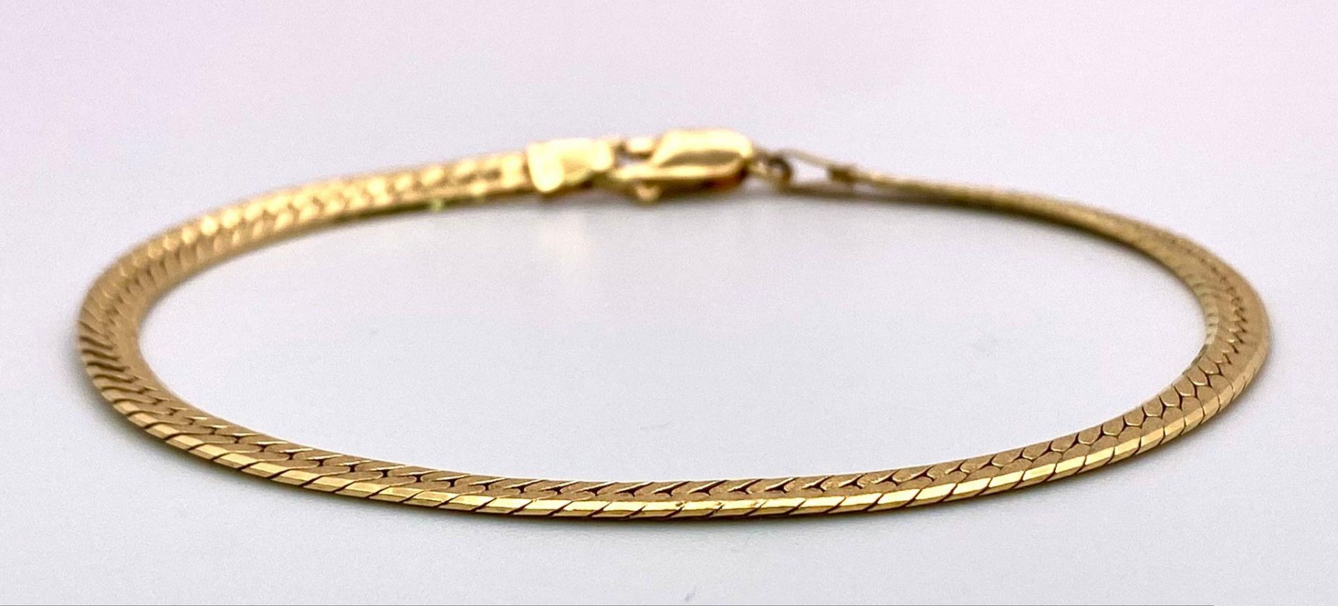 A 10k Yellow Gold Herringbone Bracelet. 17cm. 5g weight.