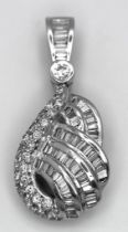 AN 18K WHITE GOLD DIAMOND SET PENDANT - 1CT APPROX MIXTURE OF BAGUETTES, TAPERRED BAGUETTES AND