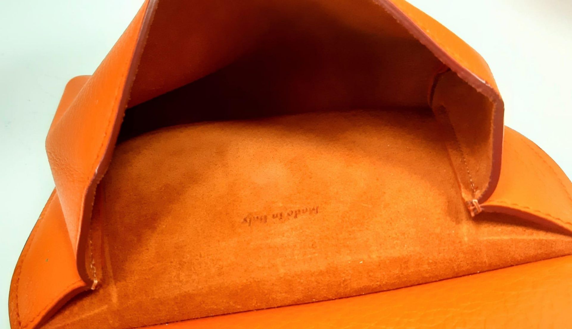 Celine Orange Tie Bag. Grained leather exterior, vibrant orange colouring. Made in Italy, it has a - Bild 4 aus 9