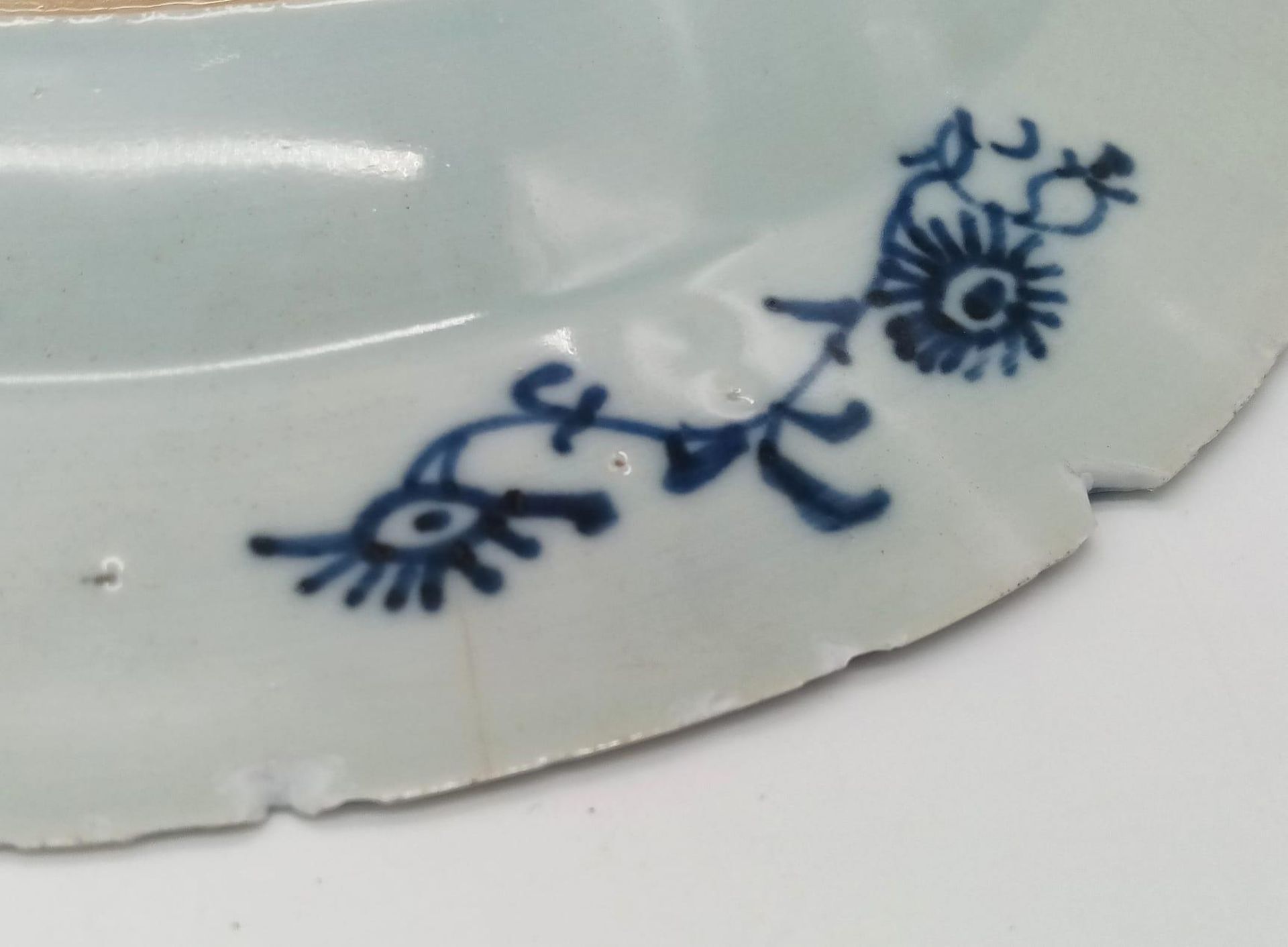 An 18th Century Chinese Blue and White Ceramic Plate. Has been repaired so a/f. - Bild 4 aus 4