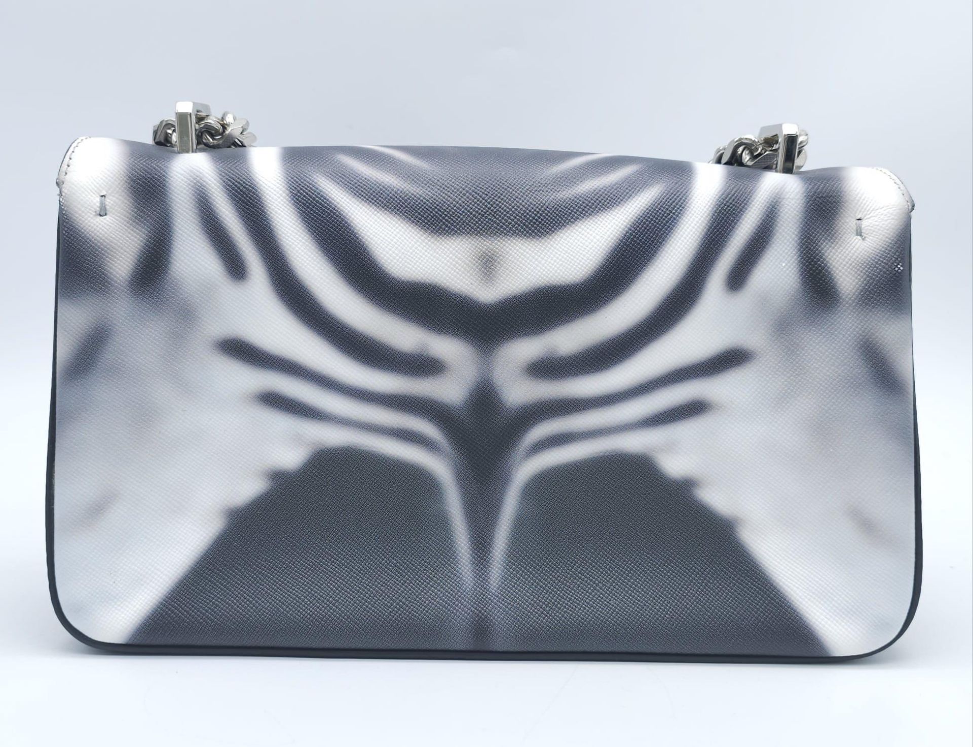 Burberry Zebra Chain Shoulder Bag. Quality leather throughout with a gorgeous print of a Zebra. - Bild 5 aus 13