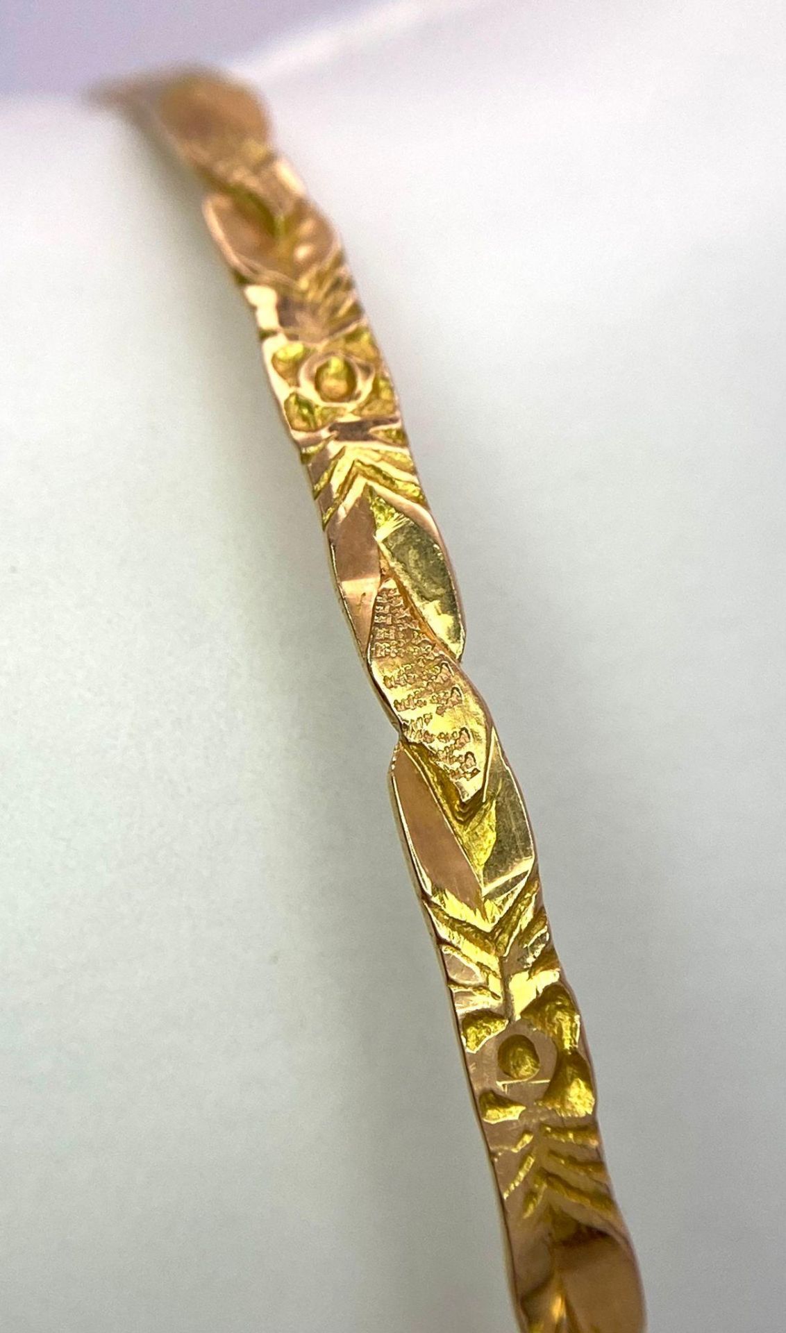 A Vintage 18K Gold Bangle with Decorative Twist Design. 7.67g weight. - Bild 3 aus 4