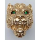 A 9K YELLOW GOLD TIGER / LEOPARD HEAD RING WITH GREEN STONES SET IN THE EYES. 10.8G. SIZE S