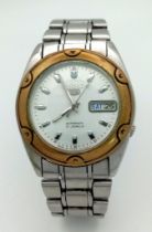 A Seiko 5 Automatic Gents Watch. Stainless steel bracelet and Case - 37mm. White dial with day/
