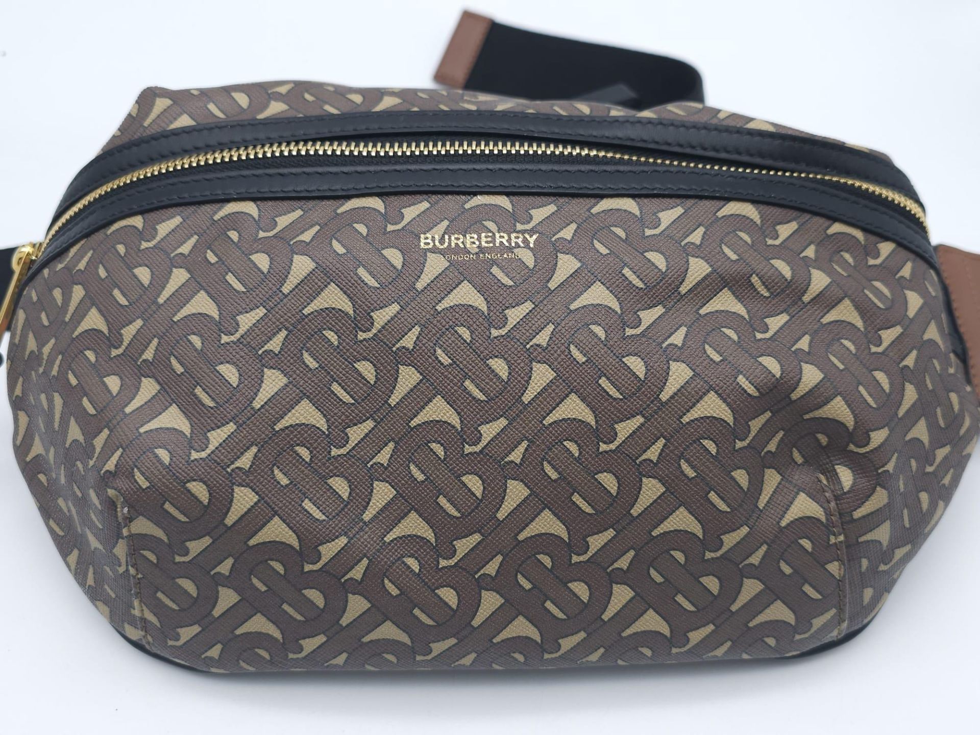 Burberry Canvas Bum Bag. 'B' monogrammed pattern with gold tone hardware. Main zip reveals sizable - Bild 3 aus 10