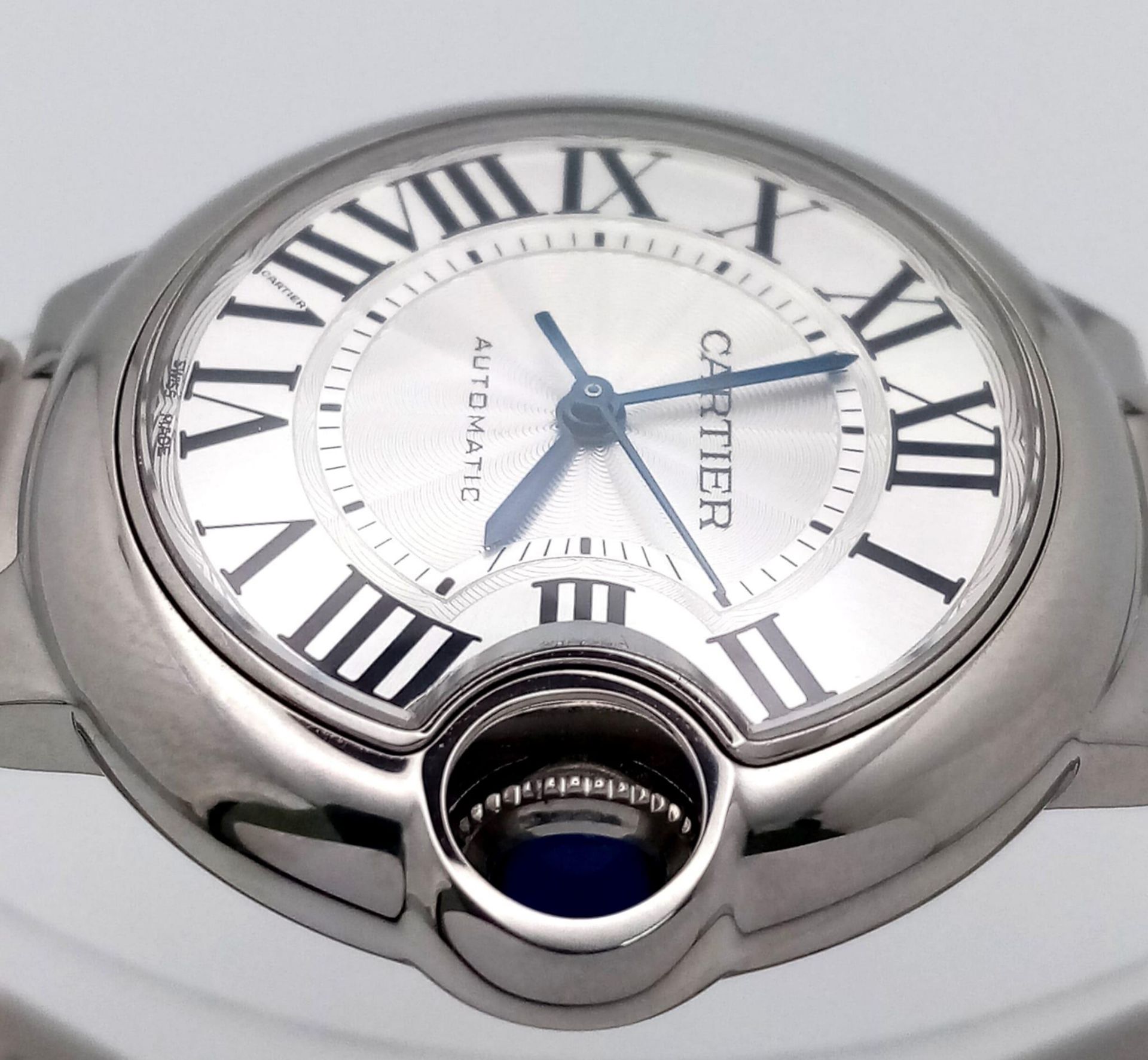 A CARTIER BALLON BLEU AUTOMATIC LADIES WATCH IN STAINLESS STEEL, VERY GOOD CONDITION WITH ROMAN - Bild 4 aus 8