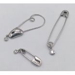Three 18 K white gold VIVIEN WESTWOOD HARDCORE DIAMOND safety pin brooches, lengths: 50 mm, 42 mm an