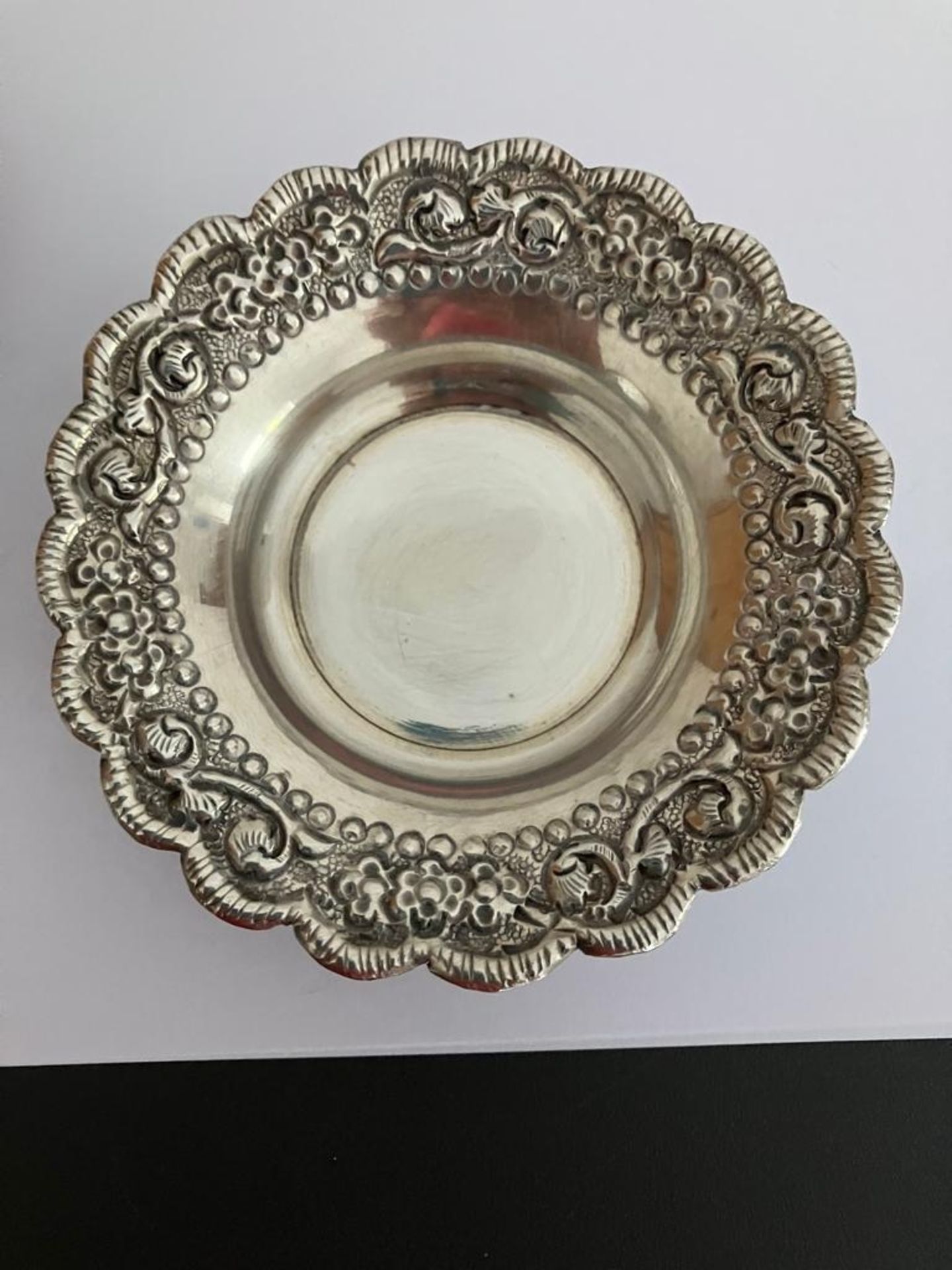 Beautiful pair of PERSIAN SILVER BON BON DISHES. Having intricate design crafted in repousse form. - Bild 2 aus 5