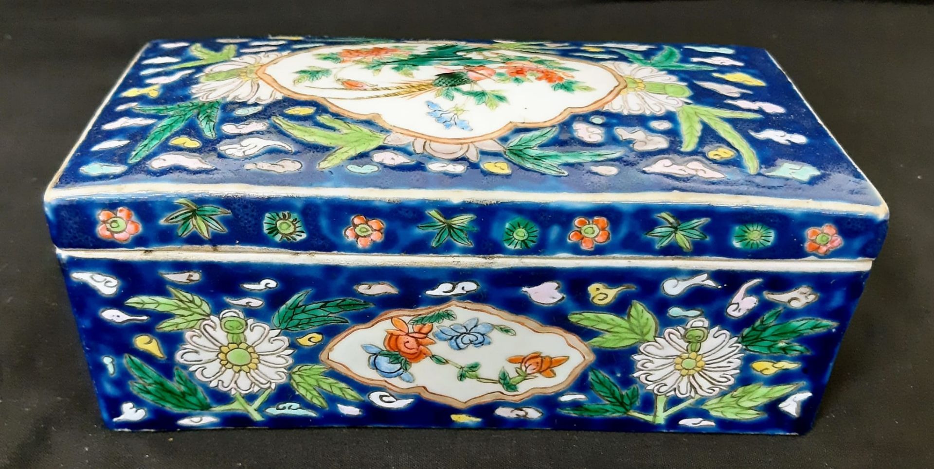 An Antique 19th Century Chinese Hand-Painted Large Jewellery/Trinket Ceramic Box. A colourful glazed - Bild 3 aus 7
