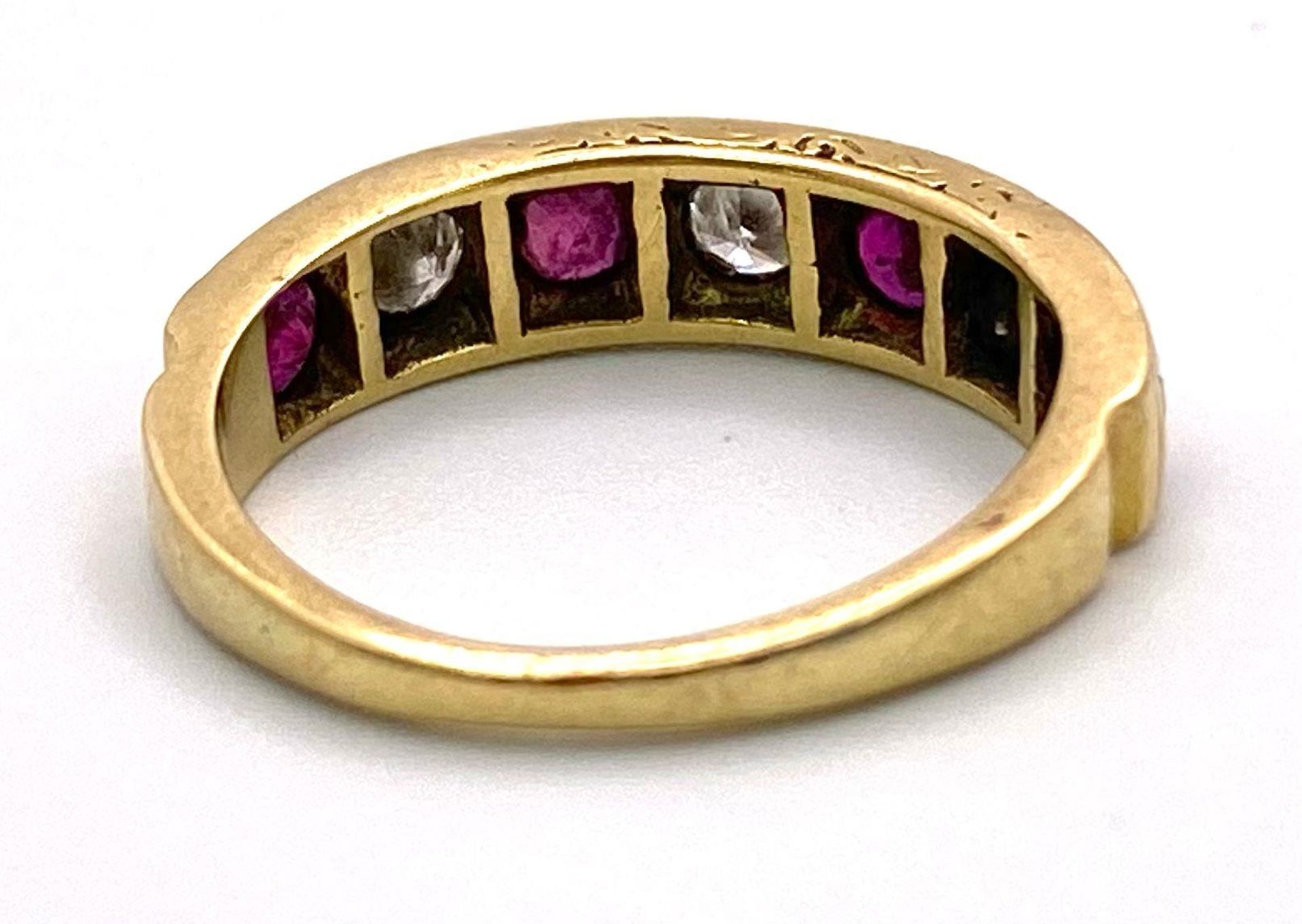 A 18K YELLOW GOLD DIAMOND & RUBY SET HALF ETERNITY RING 0.21CT DIAMONDS & 0.35CT RUBIES 4.2G SIZE - Bild 3 aus 4