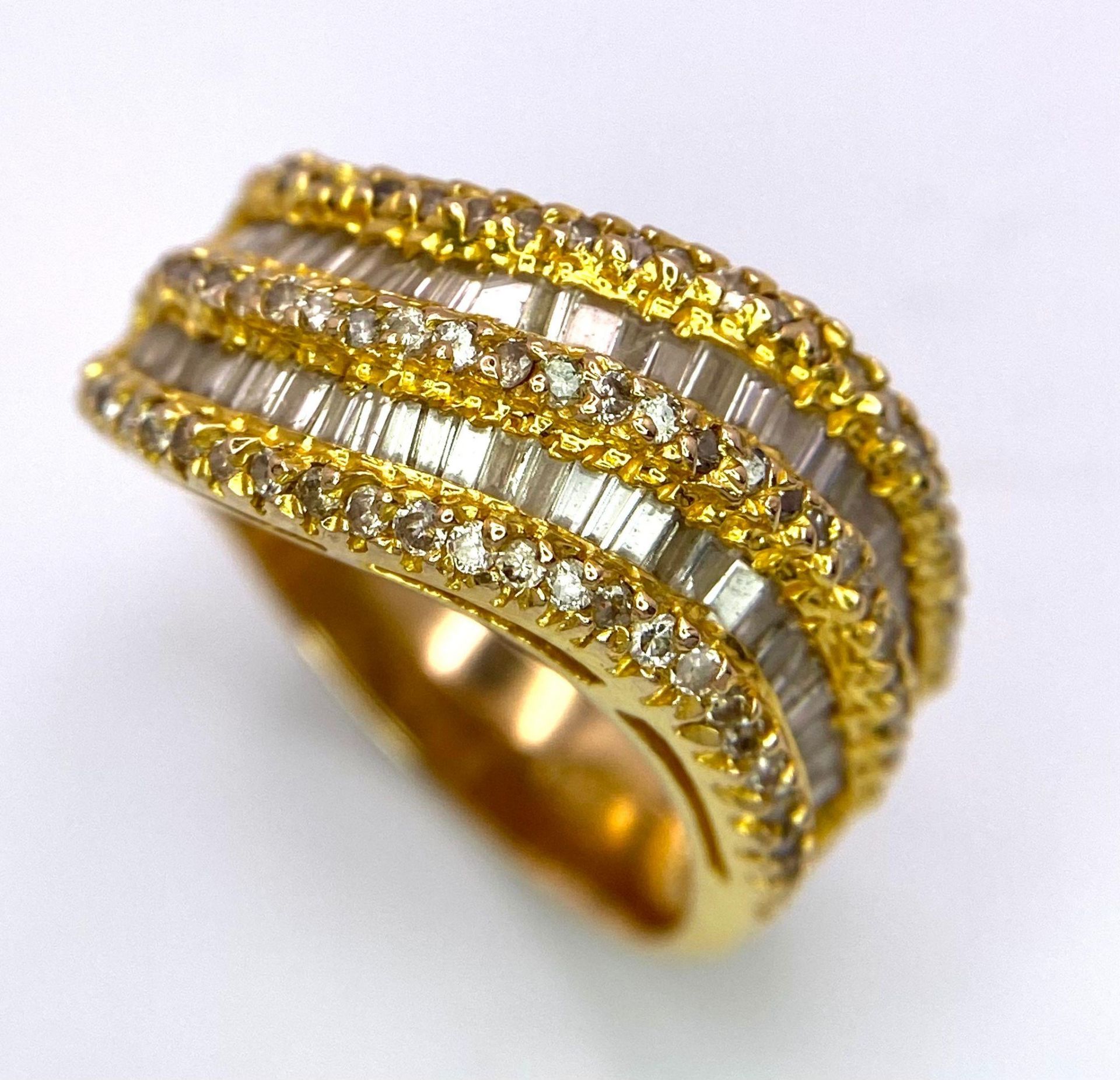 AN 18K YELLOW GOLD DIAMOND SET 5 ROW BAND RING. 1.10CTW OF ROUND BRILLIANT AND TAPERED BAGUETTE - Bild 4 aus 5