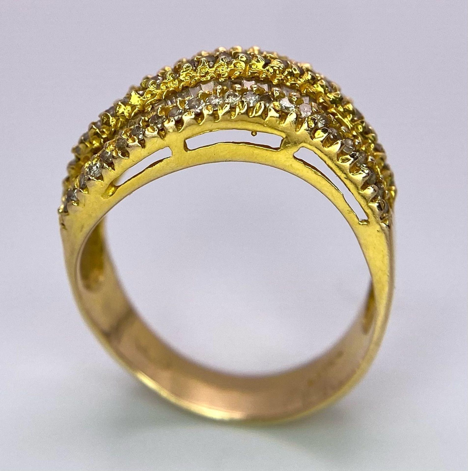 AN 18K YELLOW GOLD DIAMOND SET 5 ROW BAND RING. 1.10CTW OF ROUND BRILLIANT AND TAPERED BAGUETTE - Bild 3 aus 5