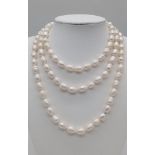 A long necklace of white natural freshwater pearls. Length: 114 cm. REF: 11793
