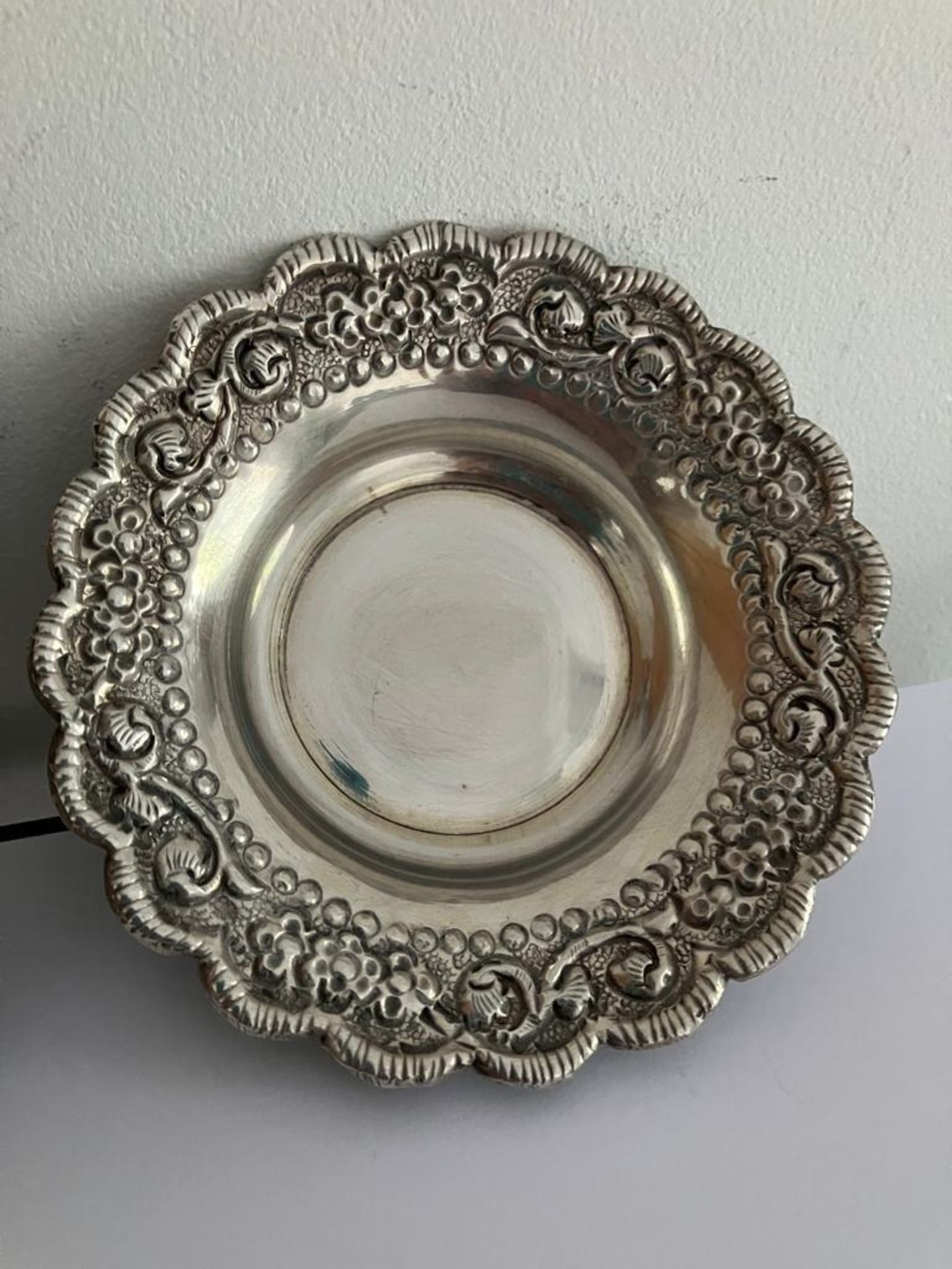 Beautiful pair of PERSIAN SILVER BON BON DISHES. Having intricate design crafted in repousse form. - Bild 4 aus 5