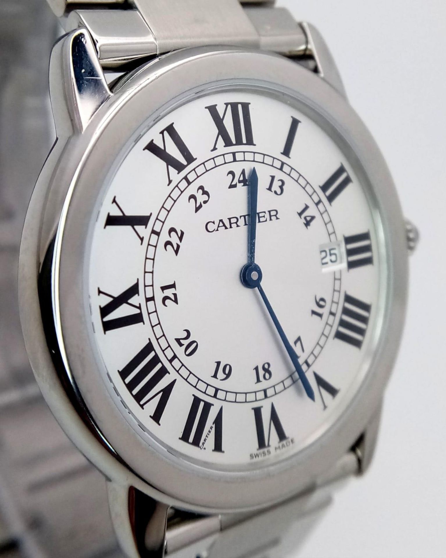 A FABULOUS CARTIER RONDE SOLO WATCH IN STAINLESS STEEL WITH ROMAN NUMERALS ,DATE BOX AND - Bild 3 aus 8