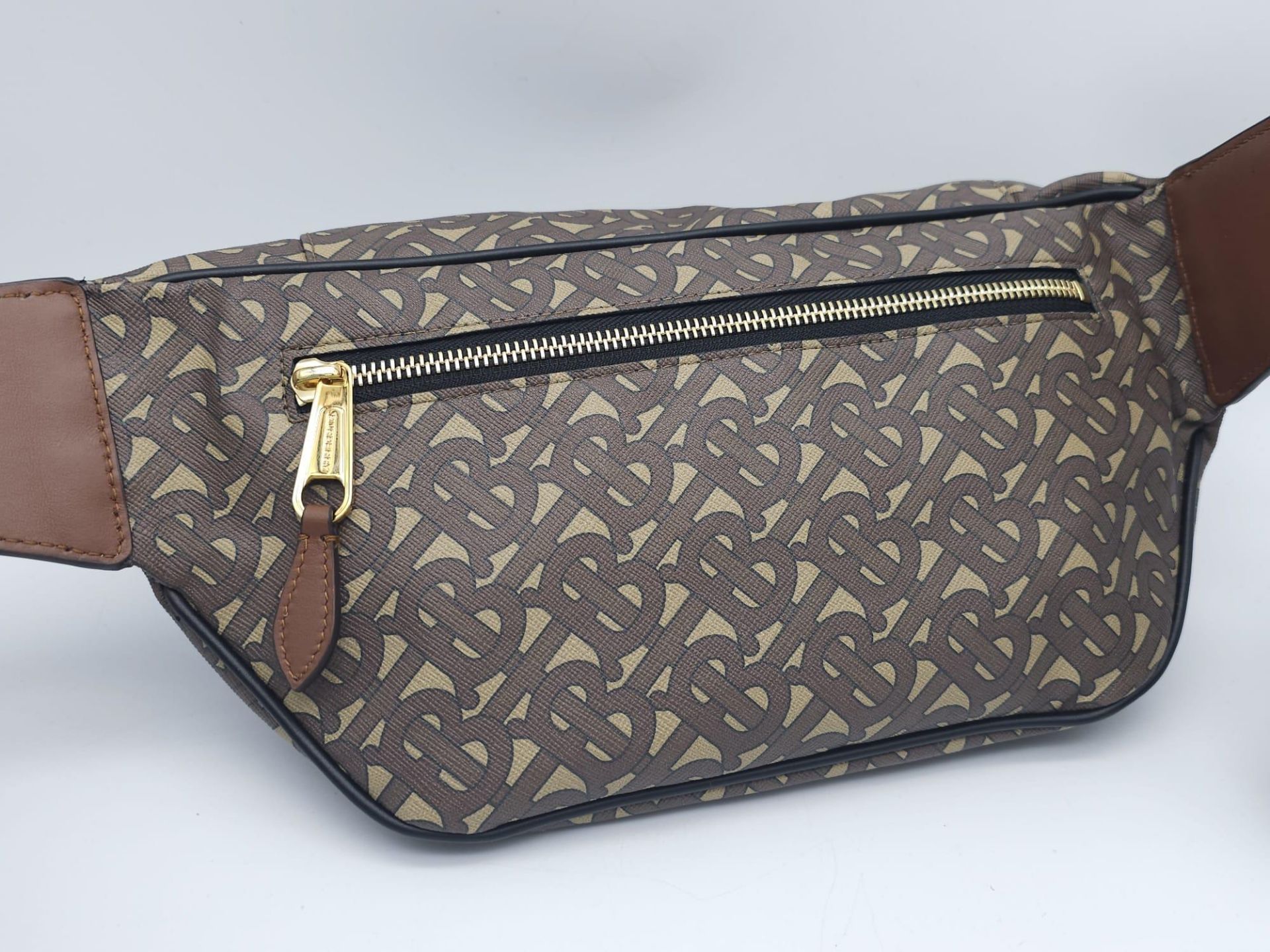Burberry Canvas Bum Bag. 'B' monogrammed pattern with gold tone hardware. Main zip reveals sizable - Bild 4 aus 10
