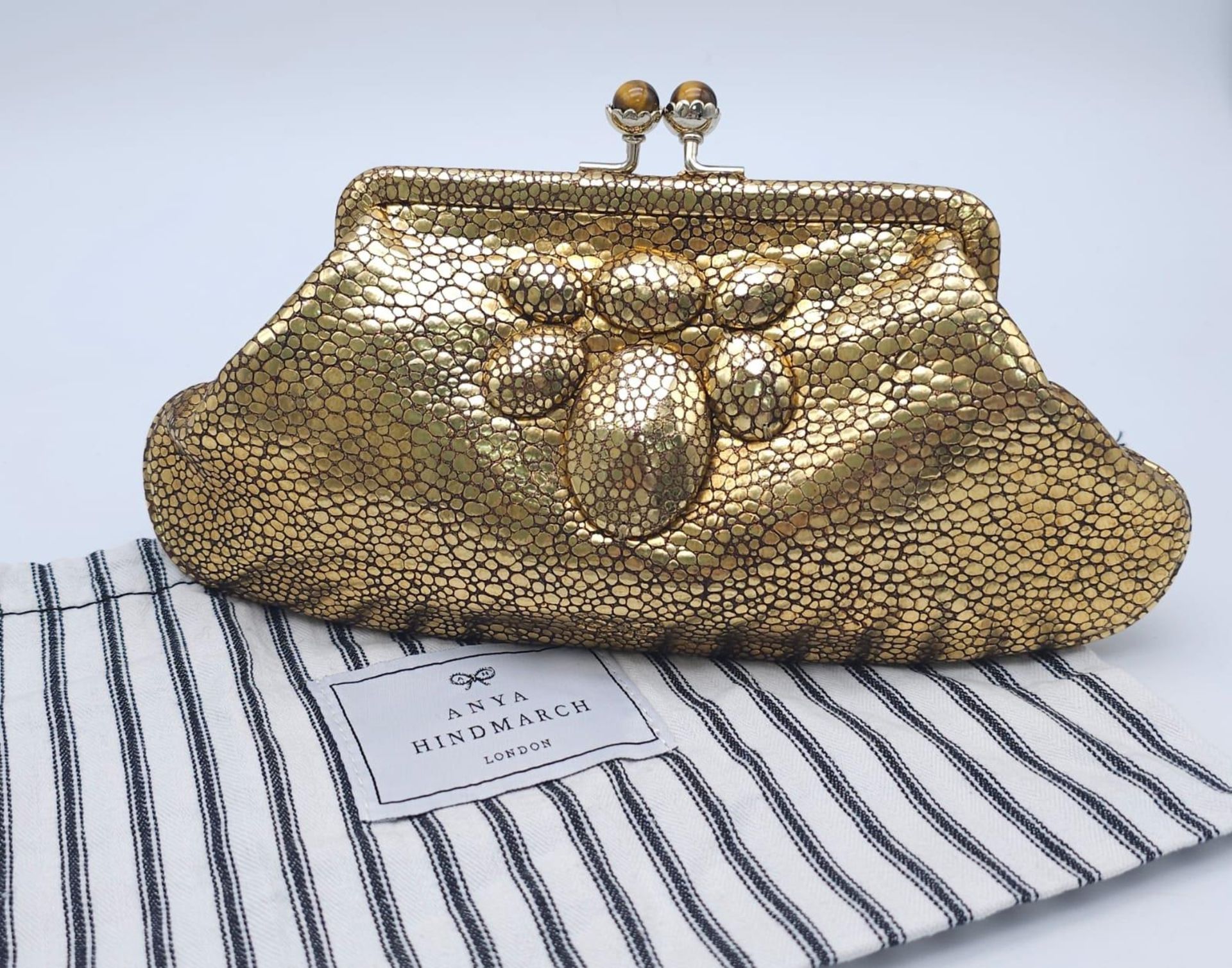 Beautiful Anya Hindmarch Gold Purse. Gold leather exterior with a duo of jewelled top clasps. - Bild 2 aus 11