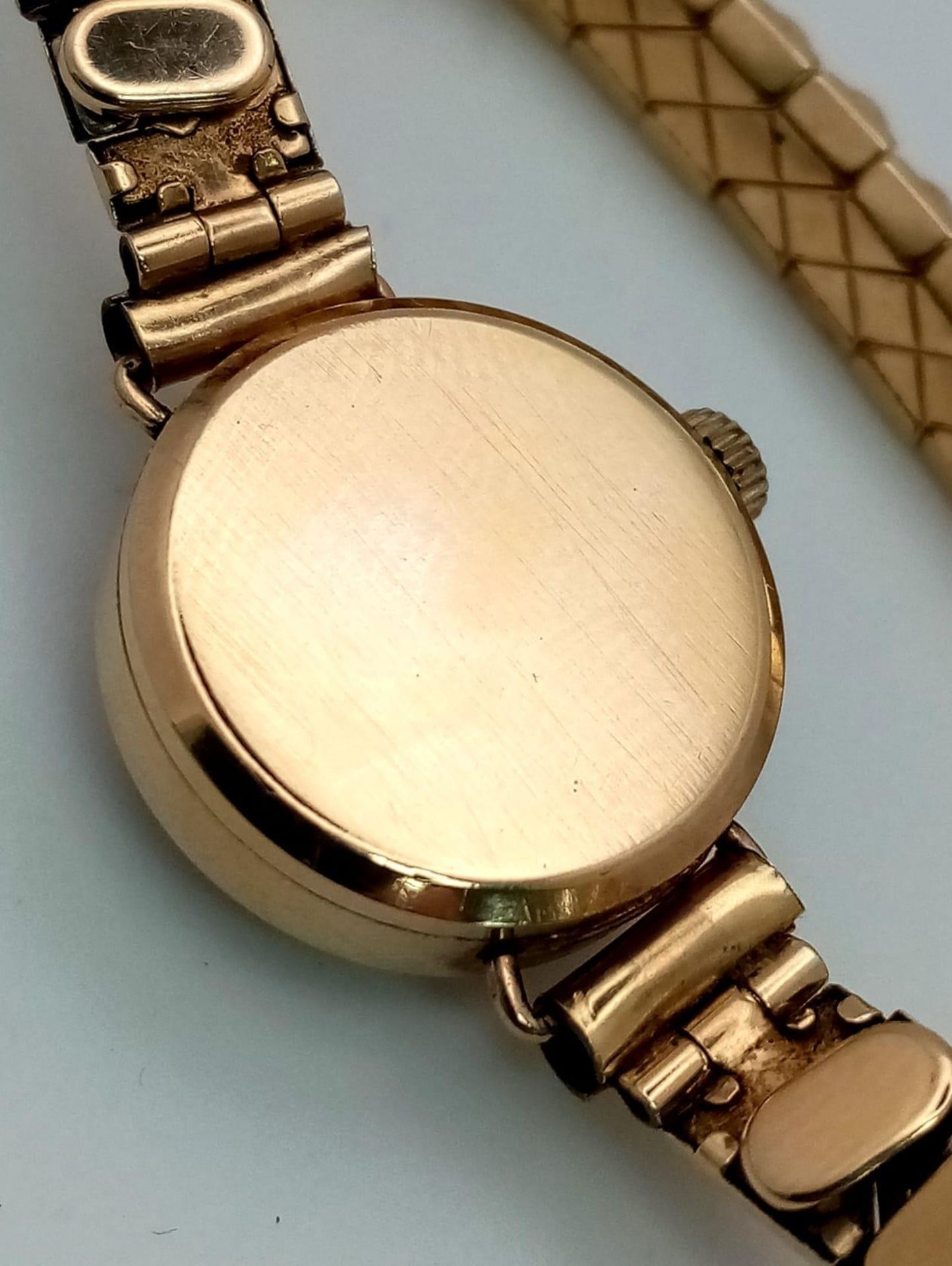 A Vintage 9K Gold Cased Ingersoll Ladies Watch. Rolled gold expandable bracelet. 9K gold case - - Bild 6 aus 7