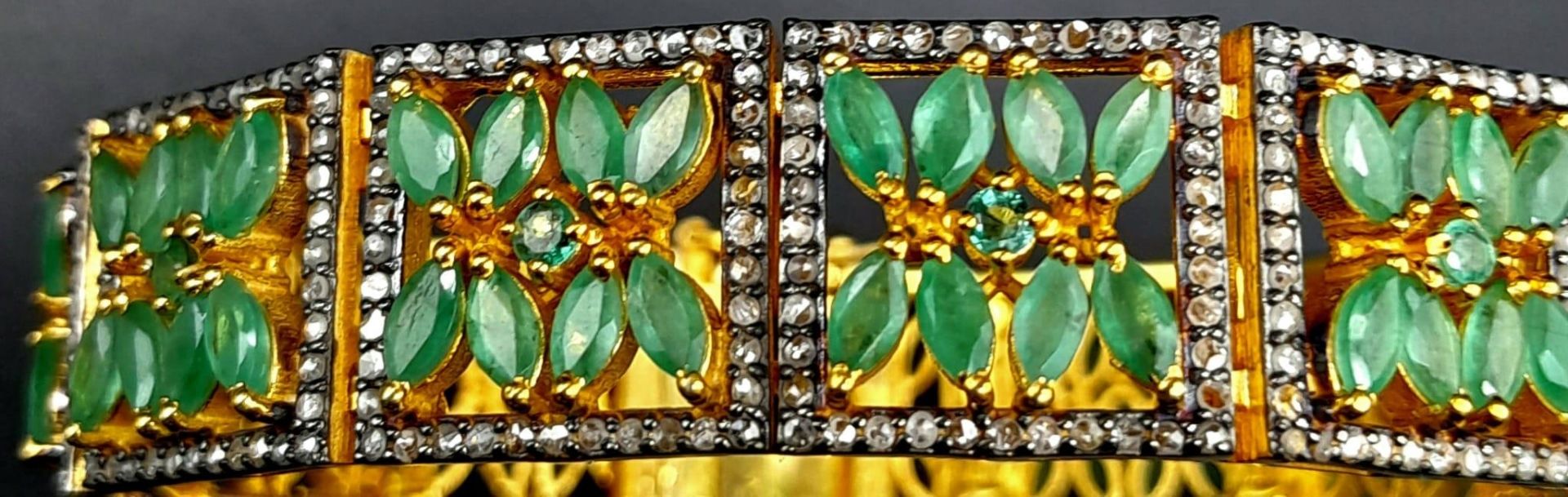 An Emerald and Diamond Gemstone Tennis Bracelet set in Gilded 925 Silver. Floral design. Old cut - Bild 3 aus 10