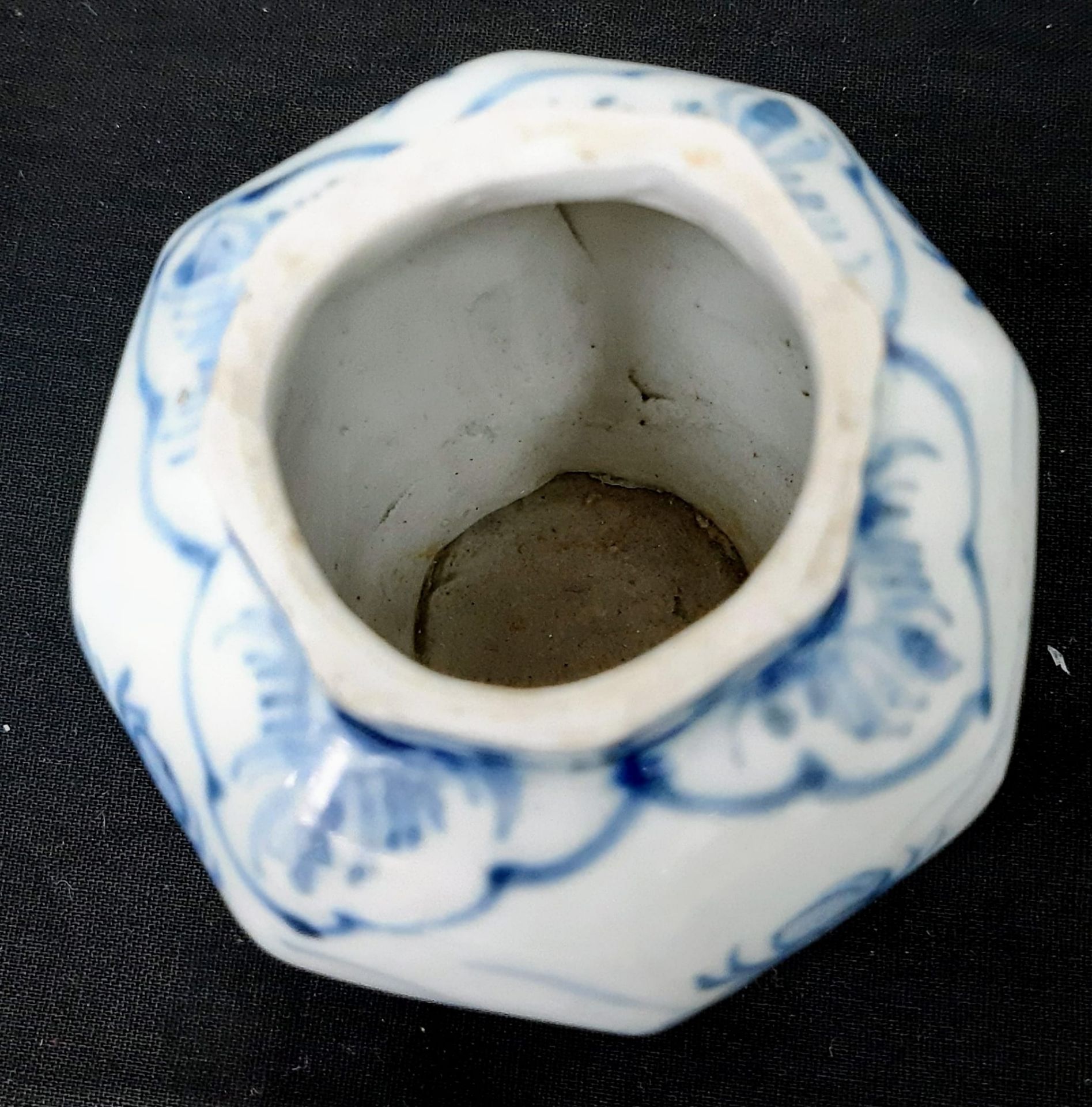 An Antique Ming Dynasty Small Blue and White Porcelain Pot. Please see photos for conditions. 9cm - Image 5 of 6
