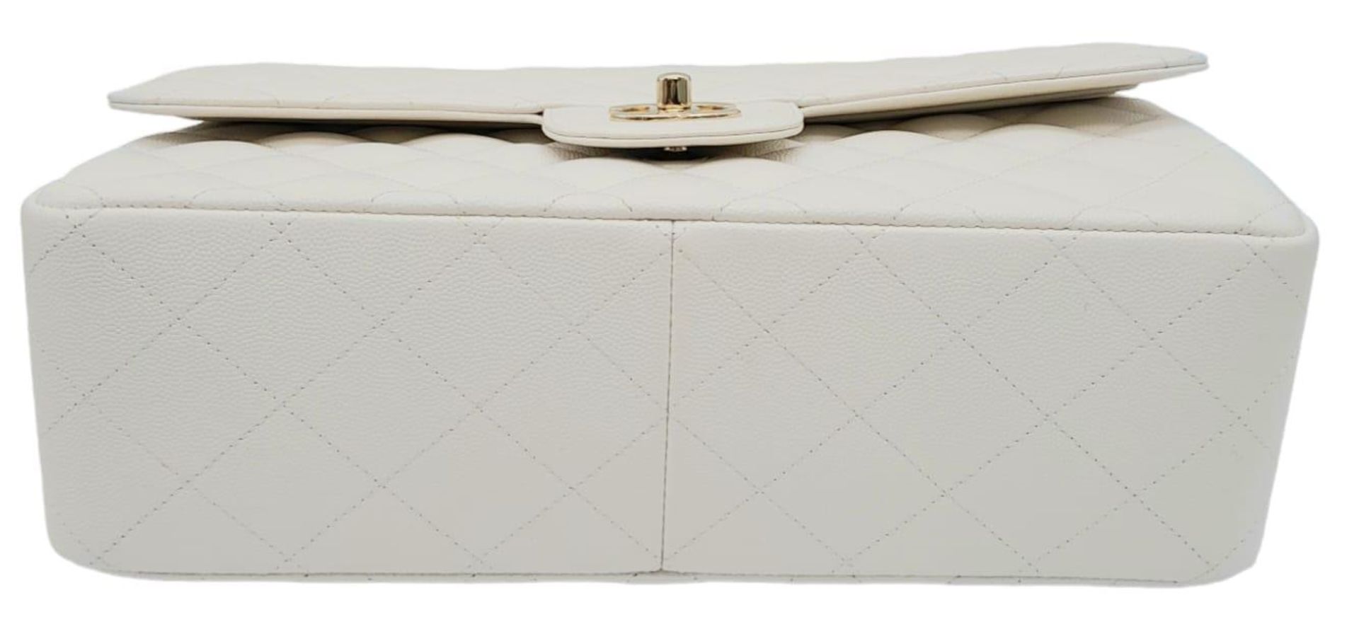 Chanel Caviar Jumbo Single Flap Bag. Quilted white caviar leather stitched in diamond pattern. - Bild 7 aus 15