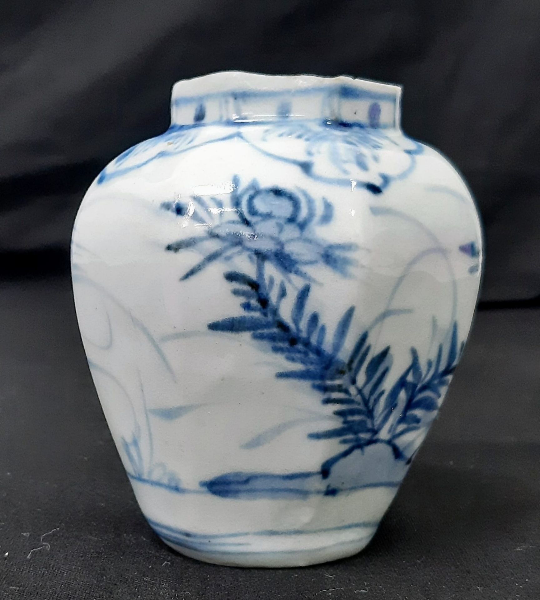 An Antique Ming Dynasty Small Blue and White Porcelain Pot. Please see photos for conditions. 9cm - Image 2 of 6