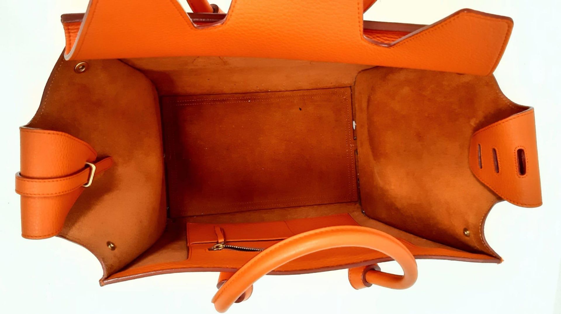 Celine Orange Tie Bag. Grained leather exterior, vibrant orange colouring. Made in Italy, it has a - Bild 3 aus 9