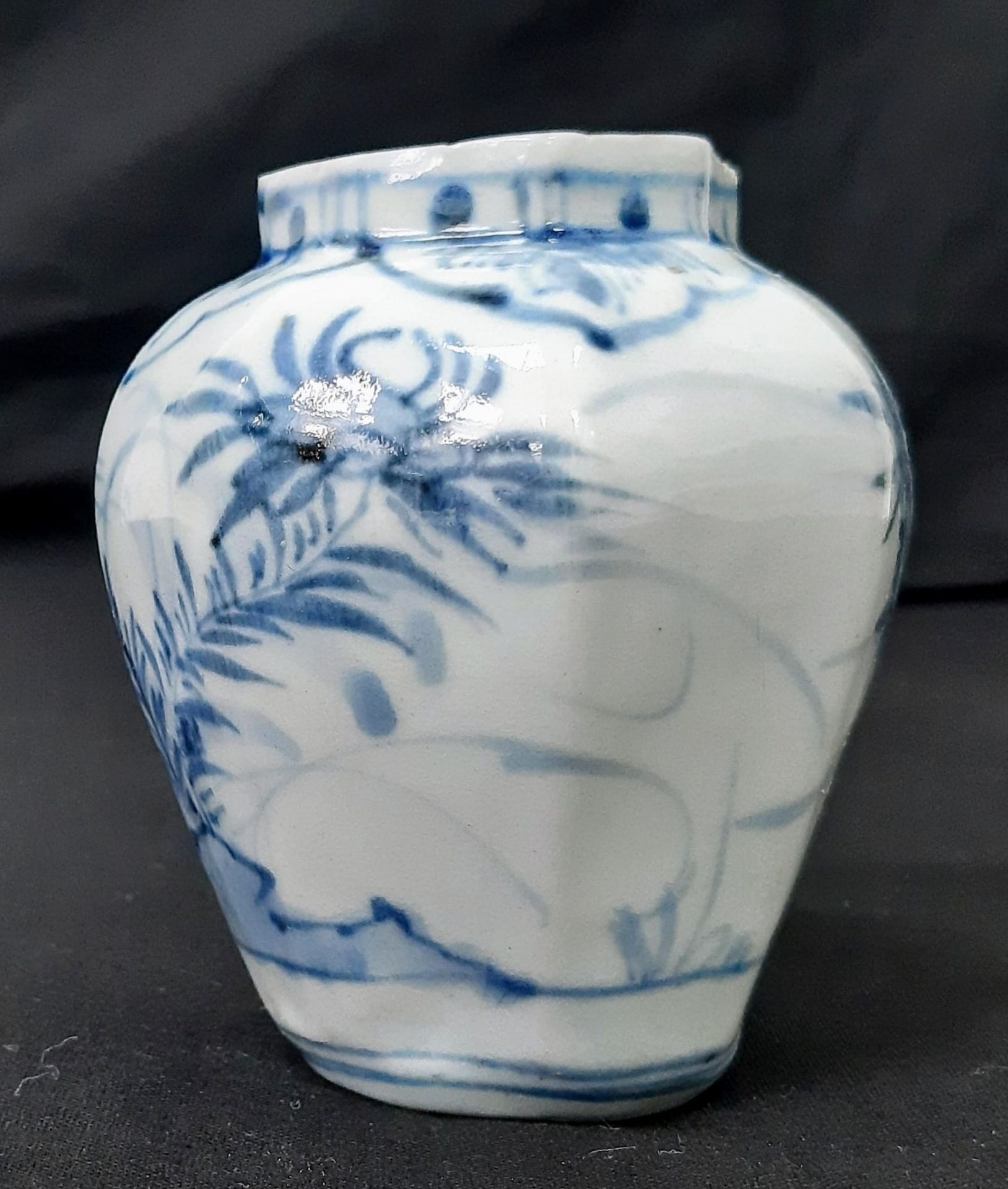 An Antique Ming Dynasty Small Blue and White Porcelain Pot. Please see photos for conditions. 9cm - Image 3 of 6