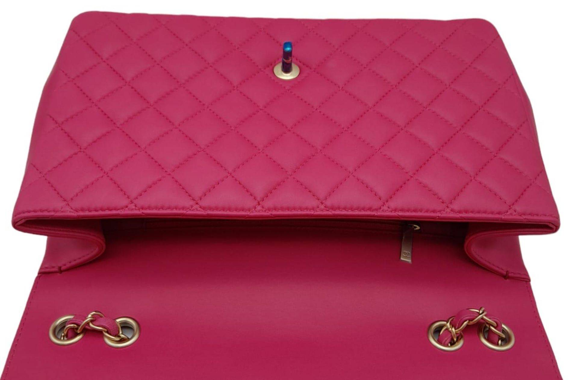 Chanel Mademoiselle Chic Flap Bag. Beautiful deep pink quilted lambskin leather with diamond - Bild 3 aus 14