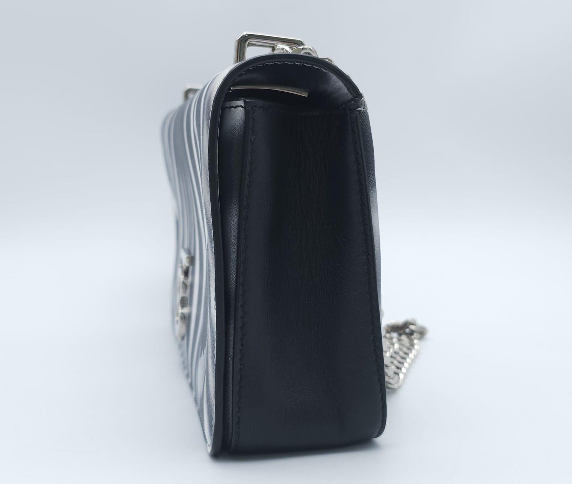 Burberry Zebra Chain Shoulder Bag. Quality leather throughout with a gorgeous print of a Zebra. - Image 4 of 13