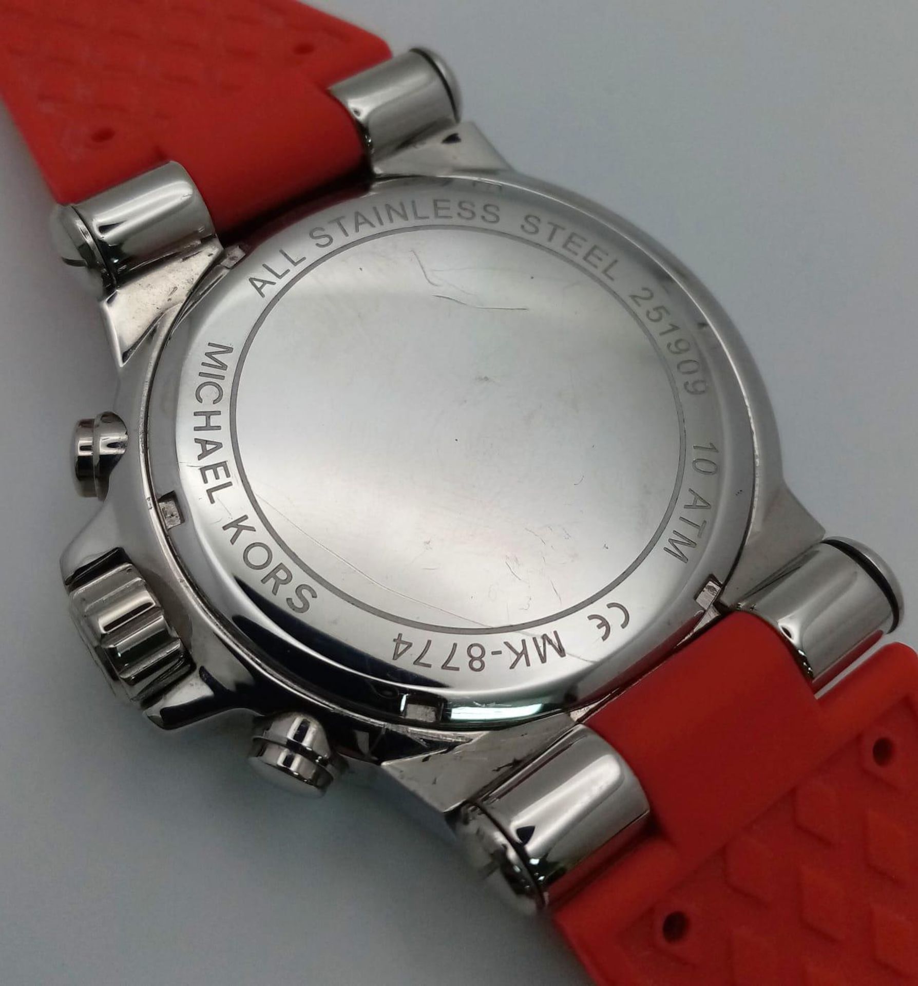 A Designer Michael Kors Chronograph Gents Watch. Red rubber strap. Stainless steel case - 49mm. - Bild 3 aus 5