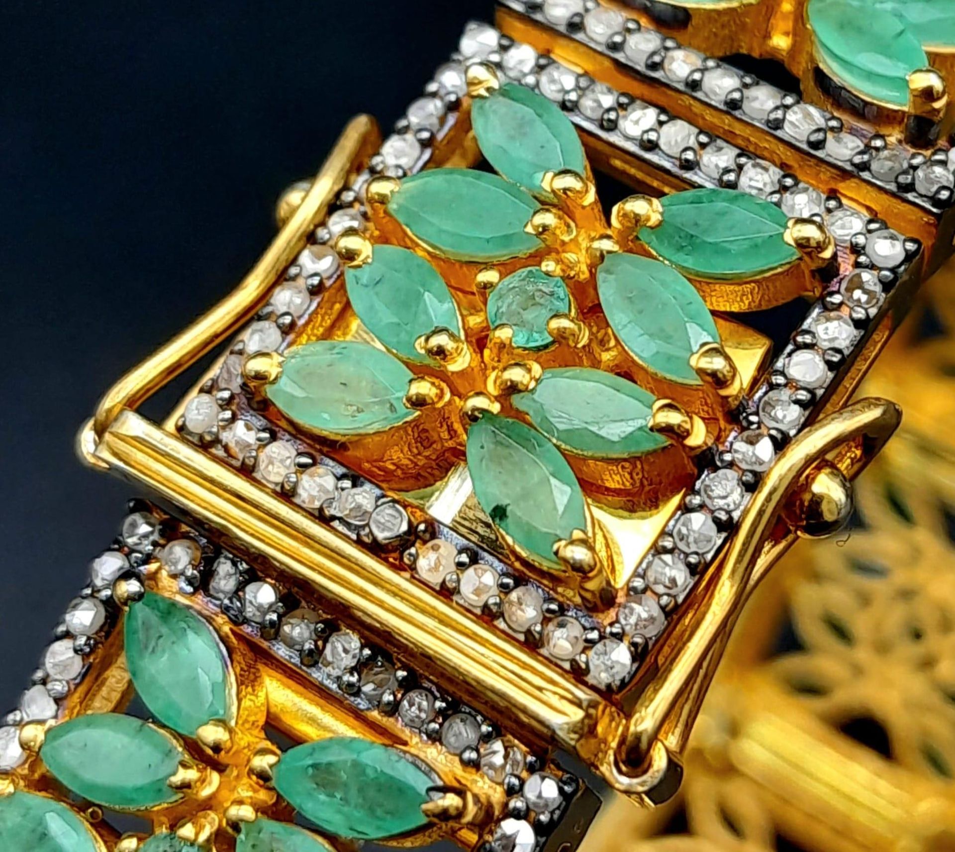 An Emerald and Diamond Gemstone Tennis Bracelet set in Gilded 925 Silver. Floral design. Old cut - Bild 6 aus 10