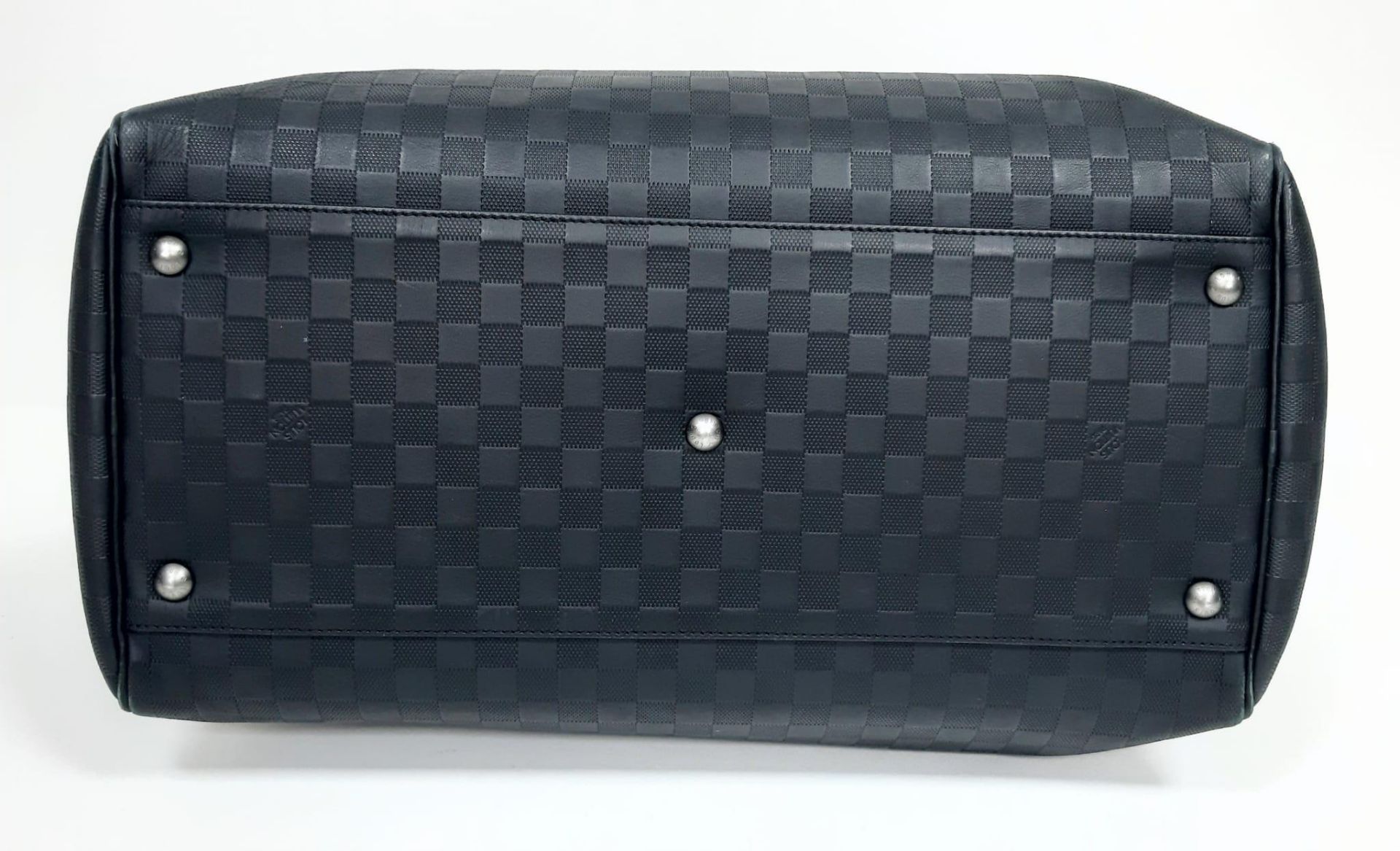 Louis Vuitton Keepall Luggage Bag. Black leather exterior with Silver toned hardware and typical - Bild 6 aus 8