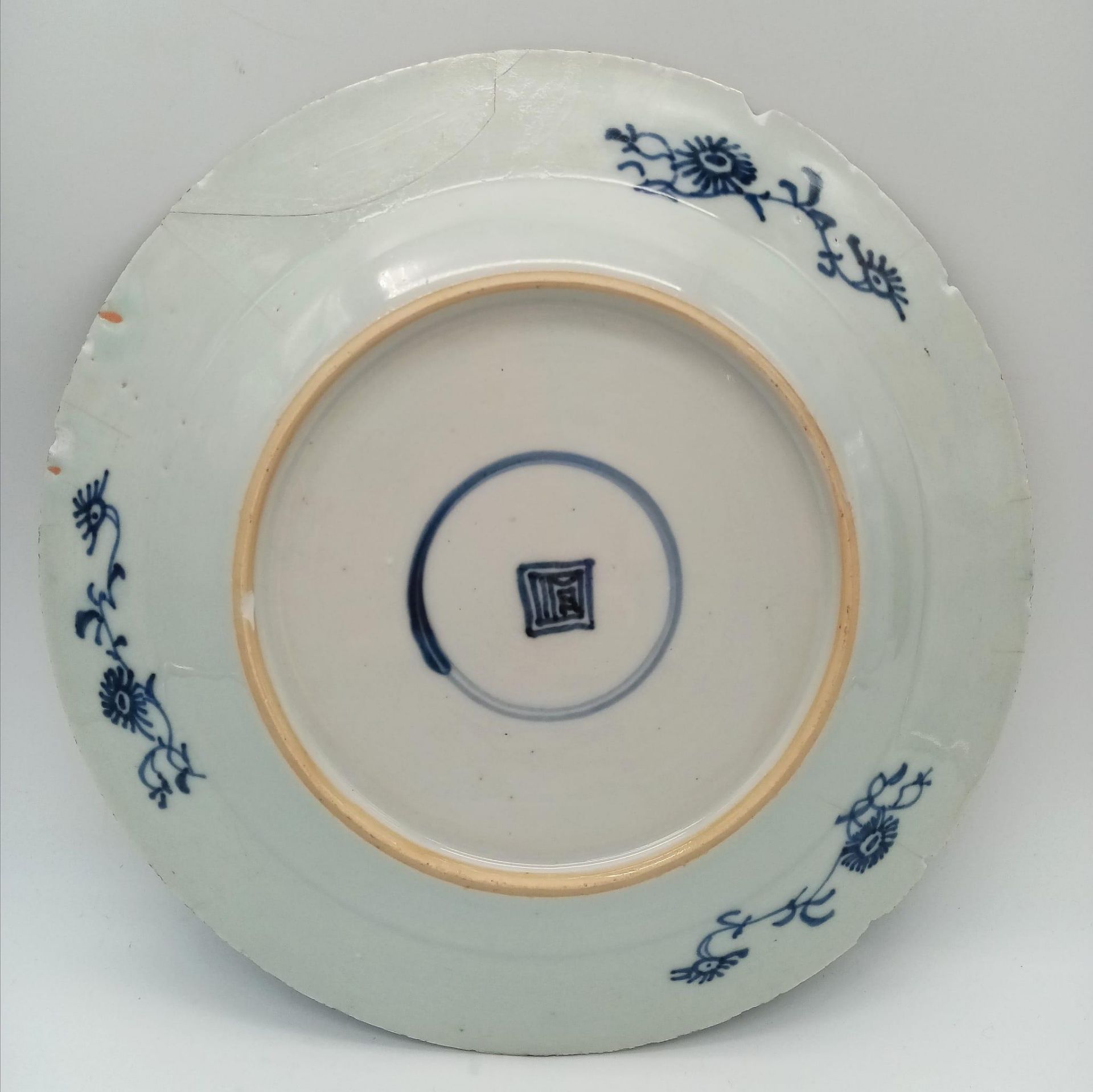 An 18th Century Chinese Blue and White Ceramic Plate. Has been repaired so a/f. - Bild 2 aus 4