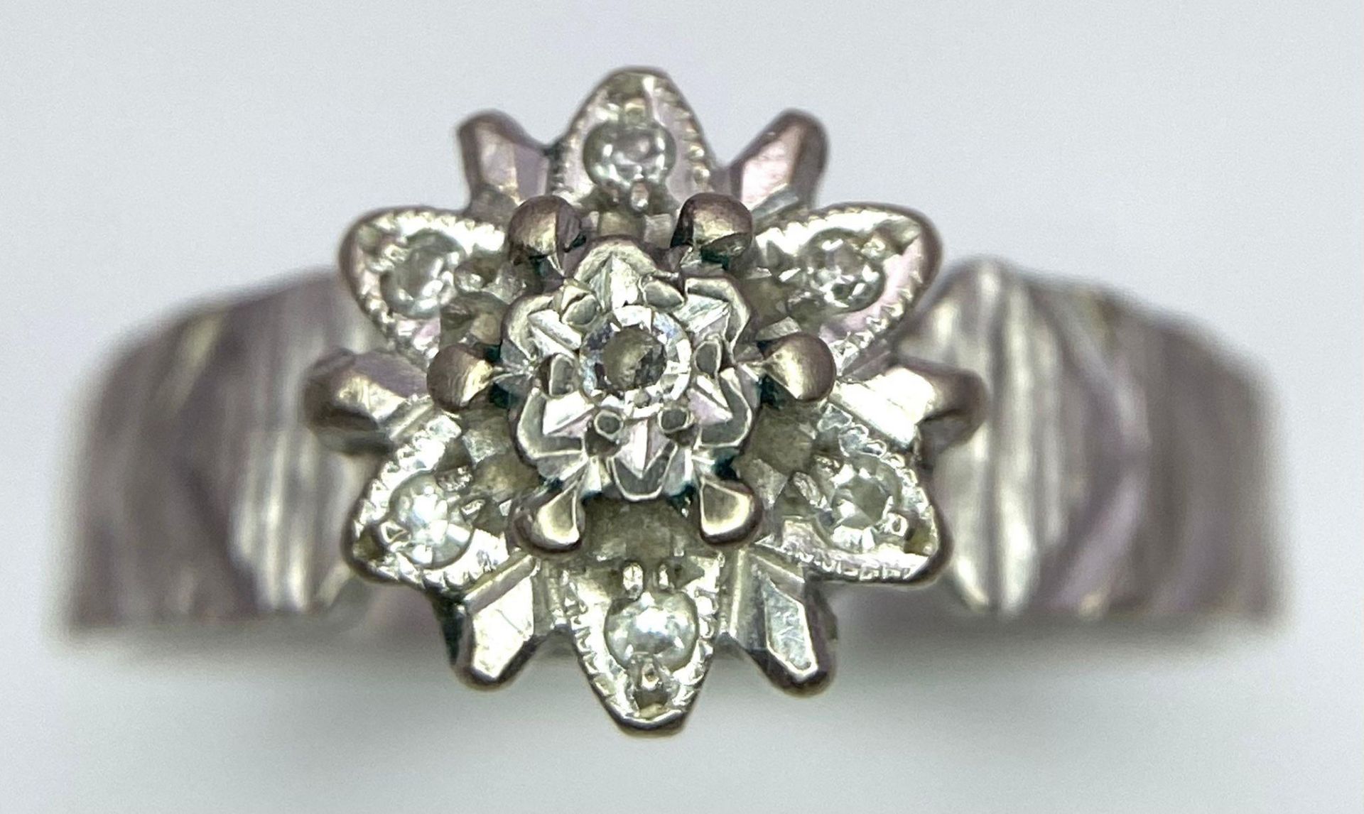 A Vintage 18K White Gold Diamond Floral Ring. Ridged effect on shoulders. Size L/M. 3.36g total - Bild 2 aus 4