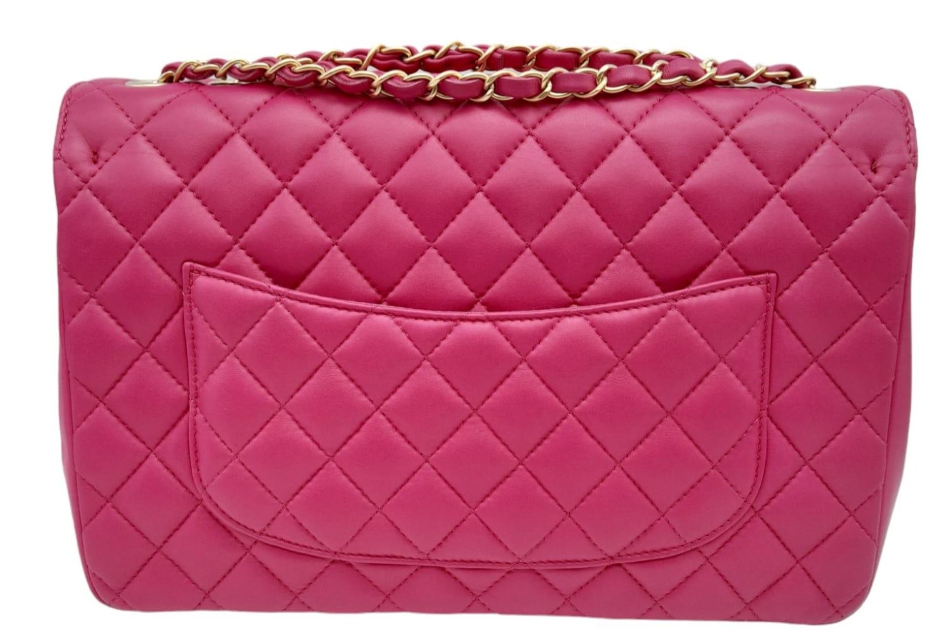 Chanel Mademoiselle Chic Flap Bag. Beautiful deep pink quilted lambskin leather with diamond - Bild 2 aus 14