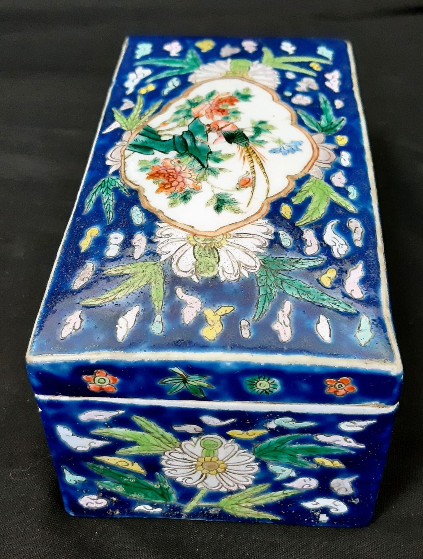 An Antique 19th Century Chinese Hand-Painted Large Jewellery/Trinket Ceramic Box. A colourful glazed - Bild 2 aus 7