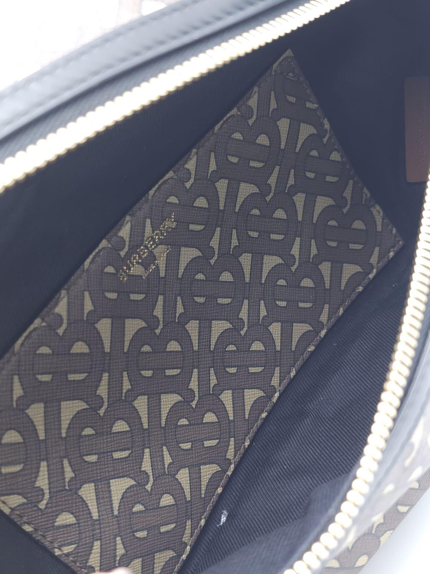 Burberry Canvas Bum Bag. 'B' monogrammed pattern with gold tone hardware. Main zip reveals sizable - Bild 6 aus 10