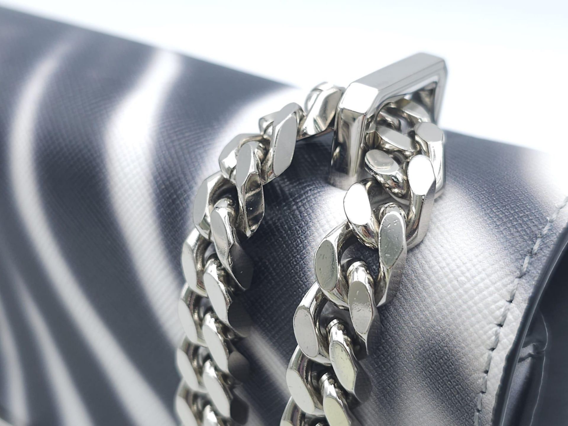 Burberry Zebra Chain Shoulder Bag. Quality leather throughout with a gorgeous print of a Zebra. - Image 7 of 13